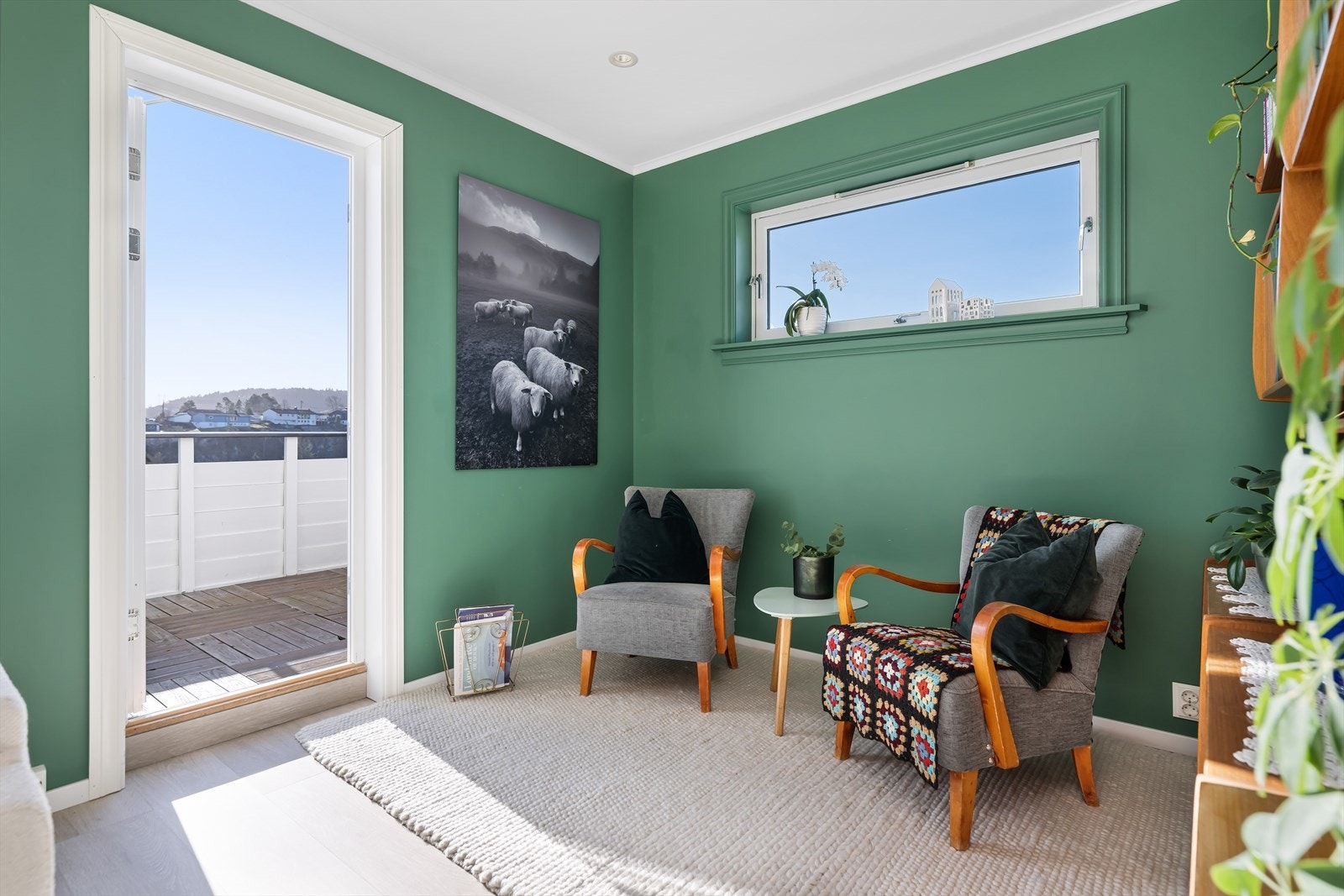 Lesekrok i stuen med utgang til veranda. Galleribilde