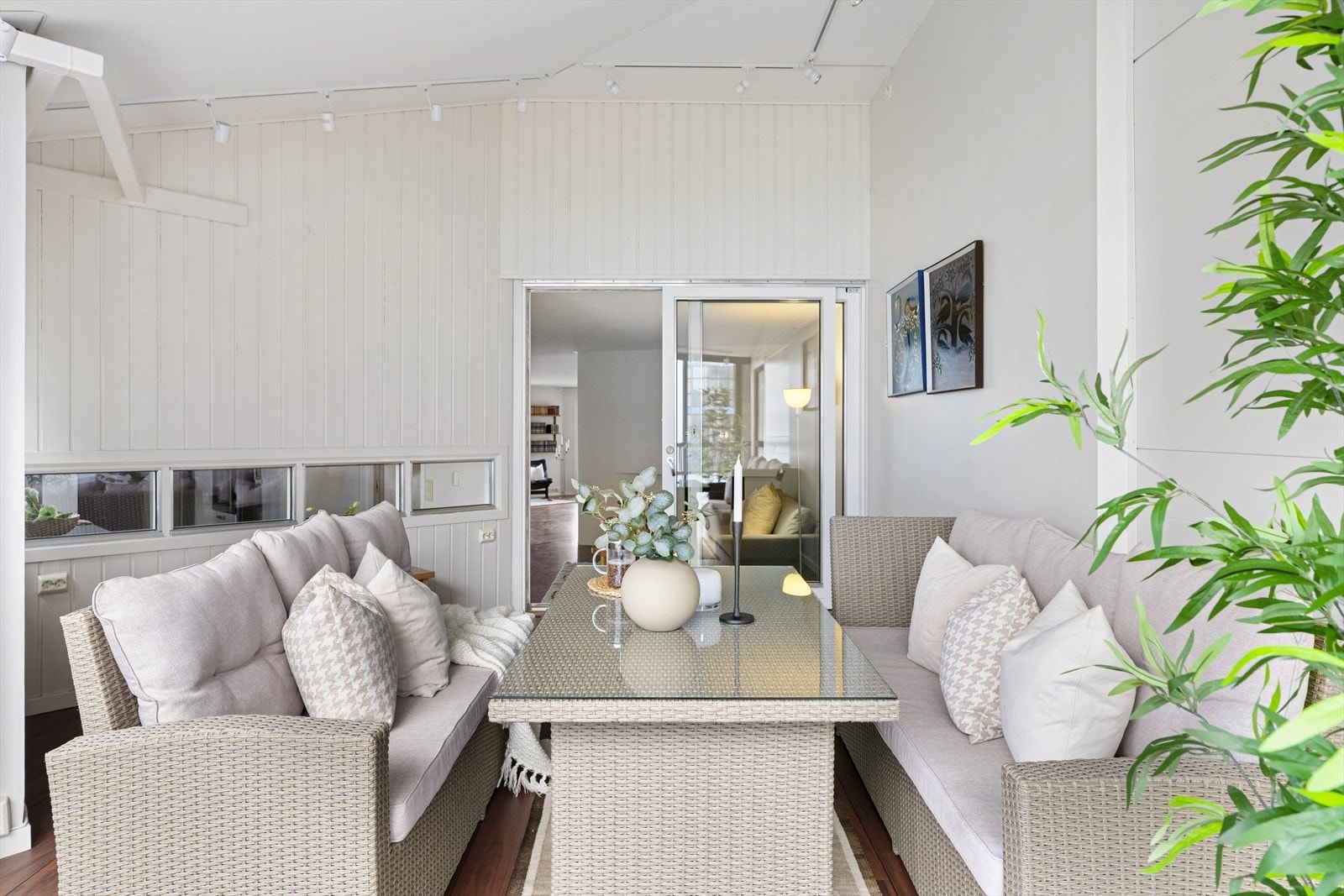 Fra spisestuen er det også utgang til herlig innglasset balkong. Galleribilde