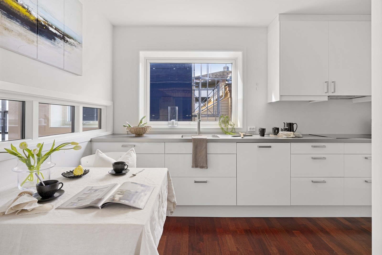 Integrert kjøleskap, oppvaskmaskin, stekeovn, induksjonstopp og micro. Galleribilde