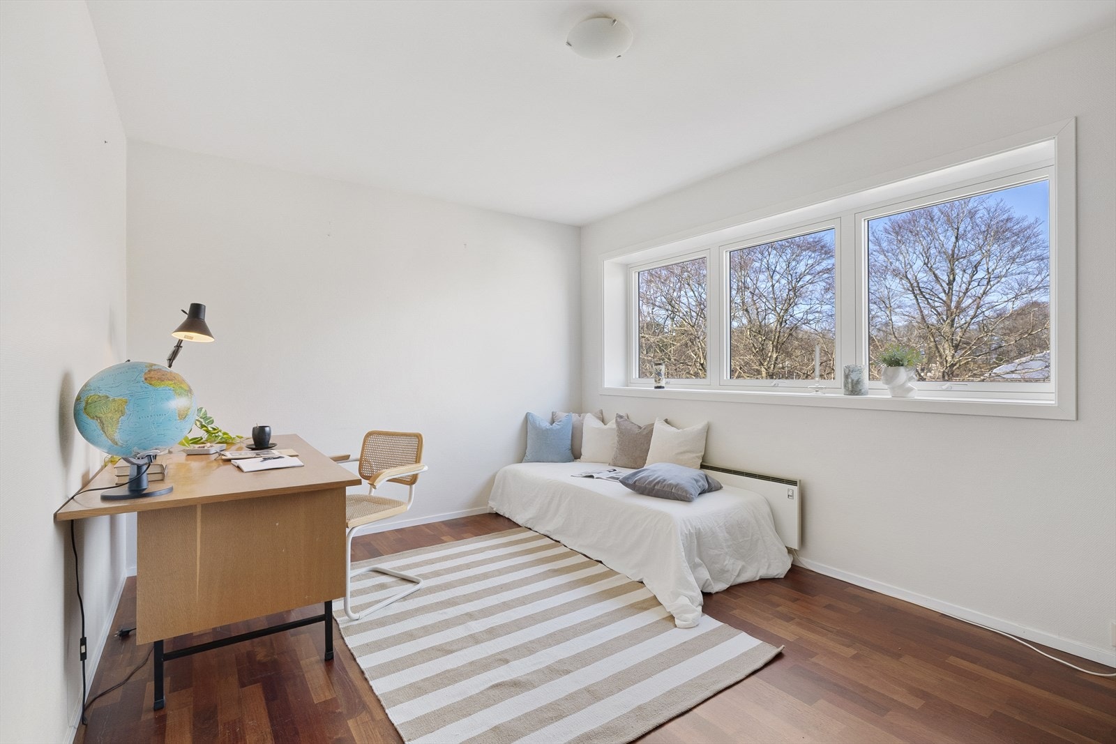 Leiligheten har totalt fire romslige soverom. Alle soverom har parkett på gulv og god plass til stor seng, nattbord og garderobeløsning. Galleribilde