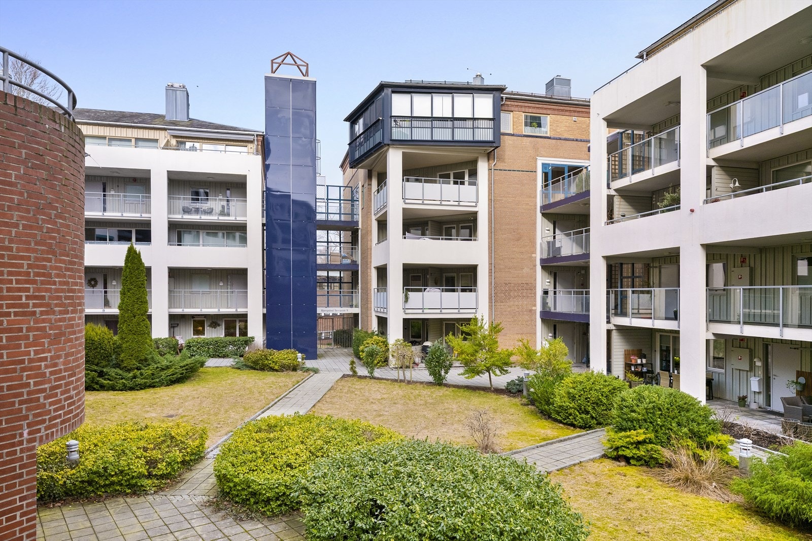 Leiligheten byr på lagringsplass i bod under trapp (ikke målbart areal pga. takhøyde). Galleribilde