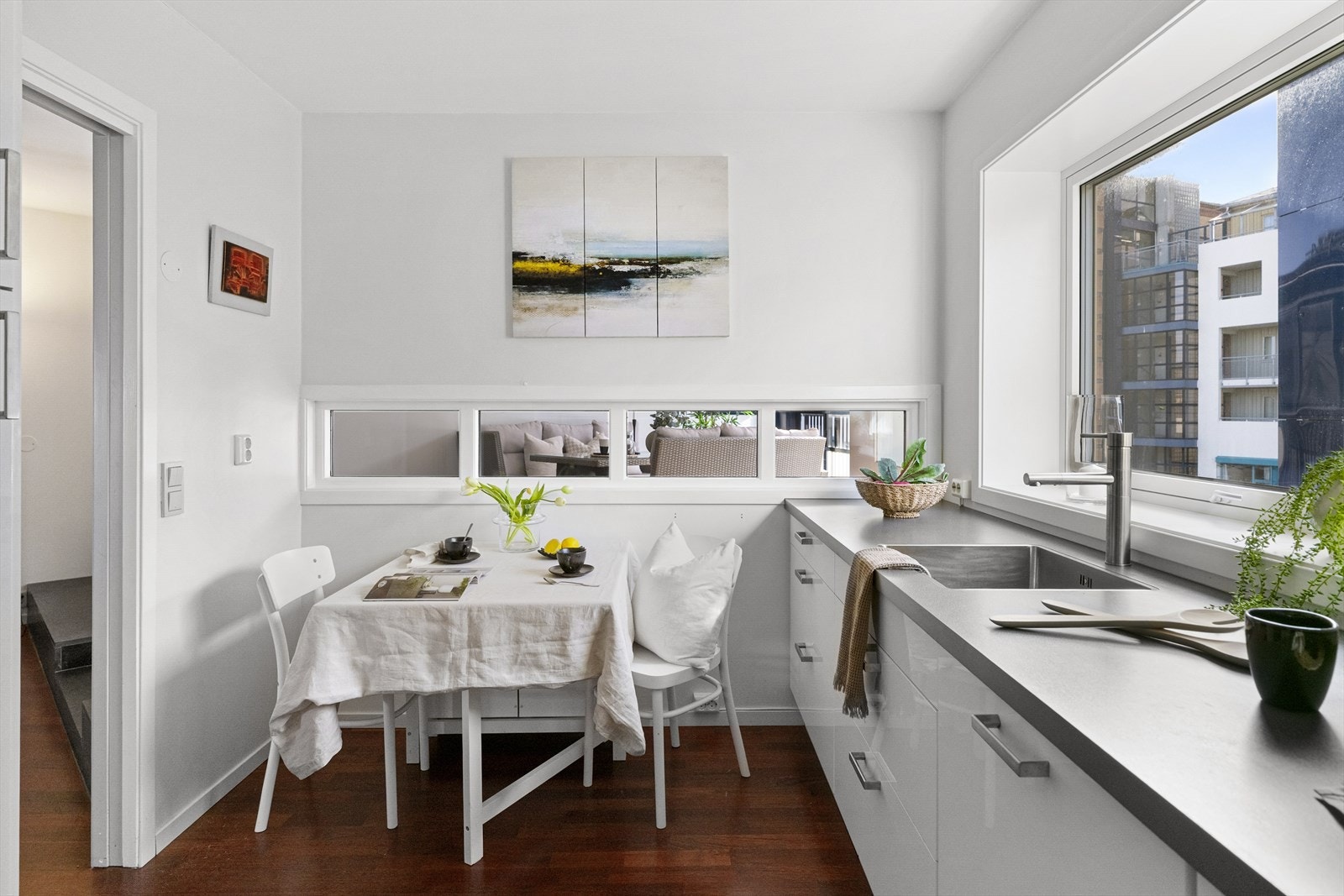 Kjøkkeninnredningen er fra 2010 og har en tidløs utførelse med hvite, slette fronter og benkeplate i laminat. Galleribilde