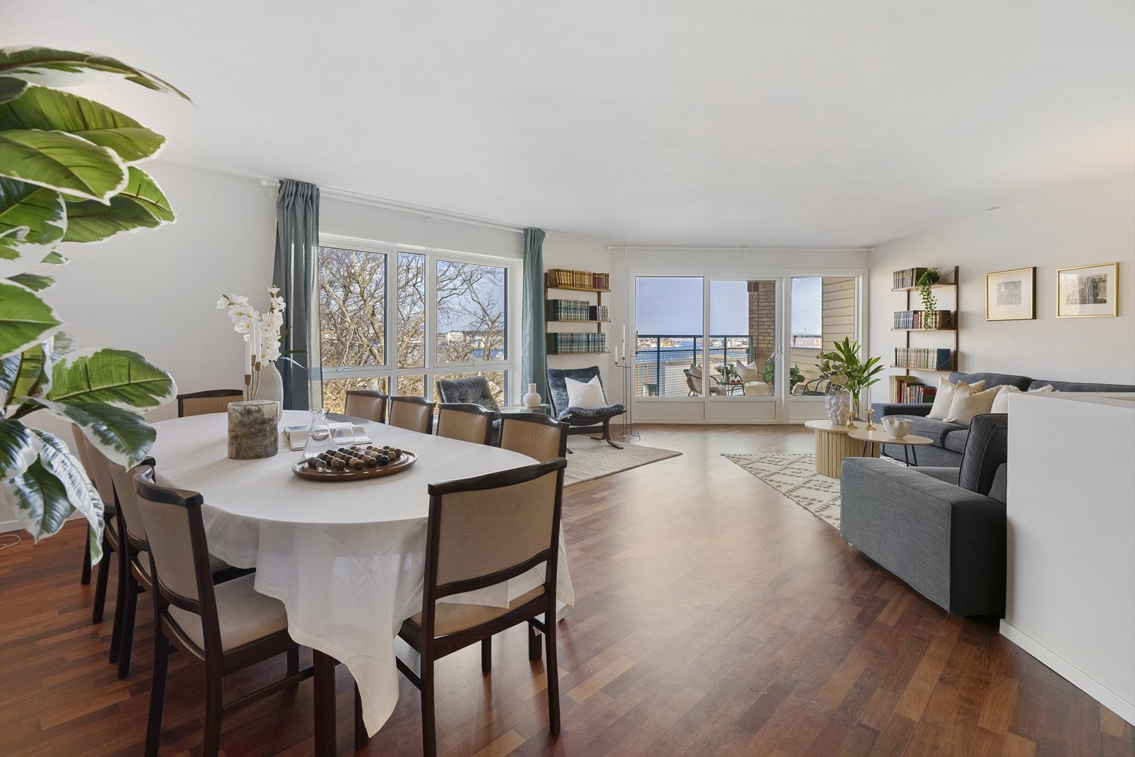 Det er god plass til sofagruppe, lesekrok og spisebord. Galleribilde