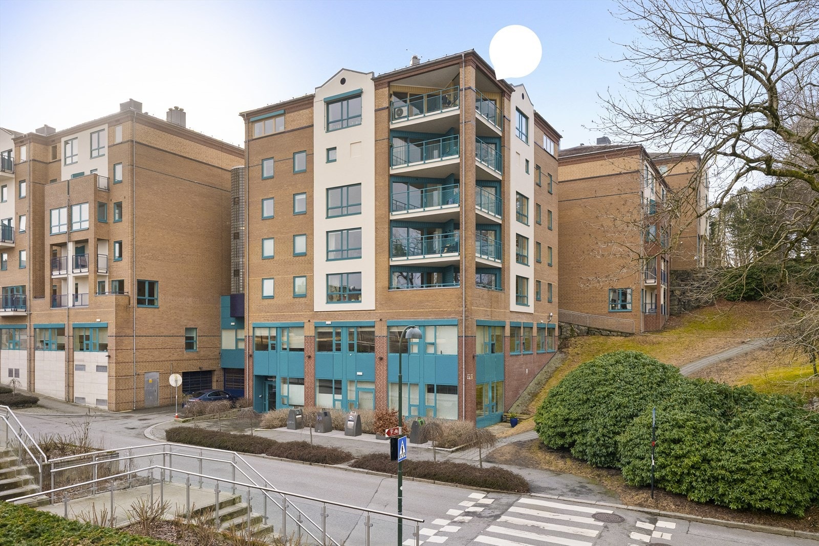 I underetasjen er det fast parkeringsplass i parkeringskjeller. Galleribilde