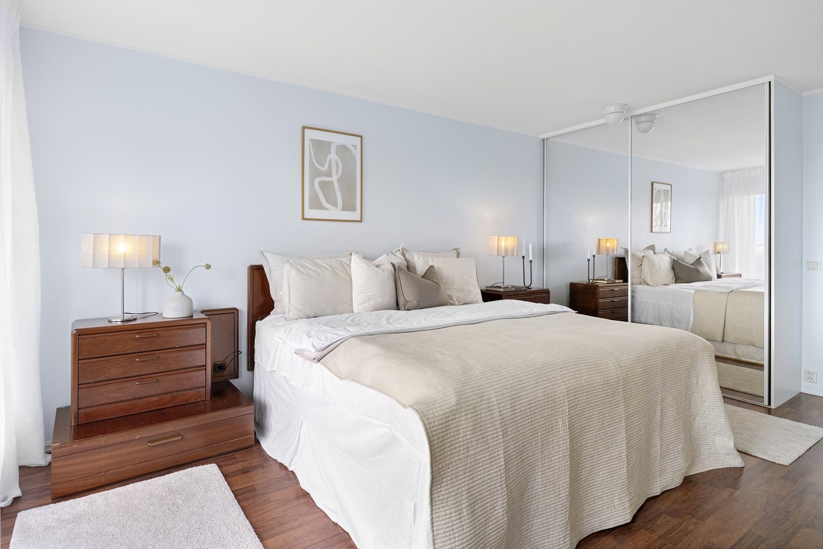 Hovedsoverom har skyvedørsgarderobe. Galleribilde