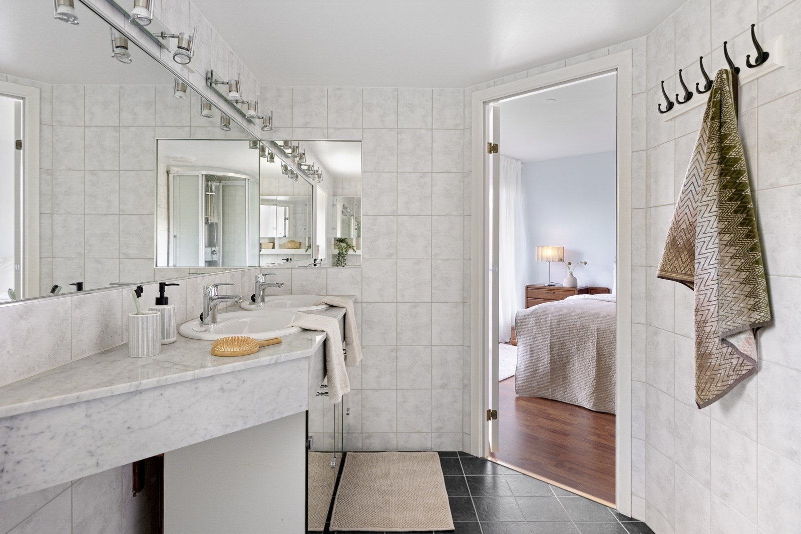 Badet i tilknytning til hovedsoverom er innredet med dobbelt servant, veggmontert toalett og dusjkabinett. Galleribilde