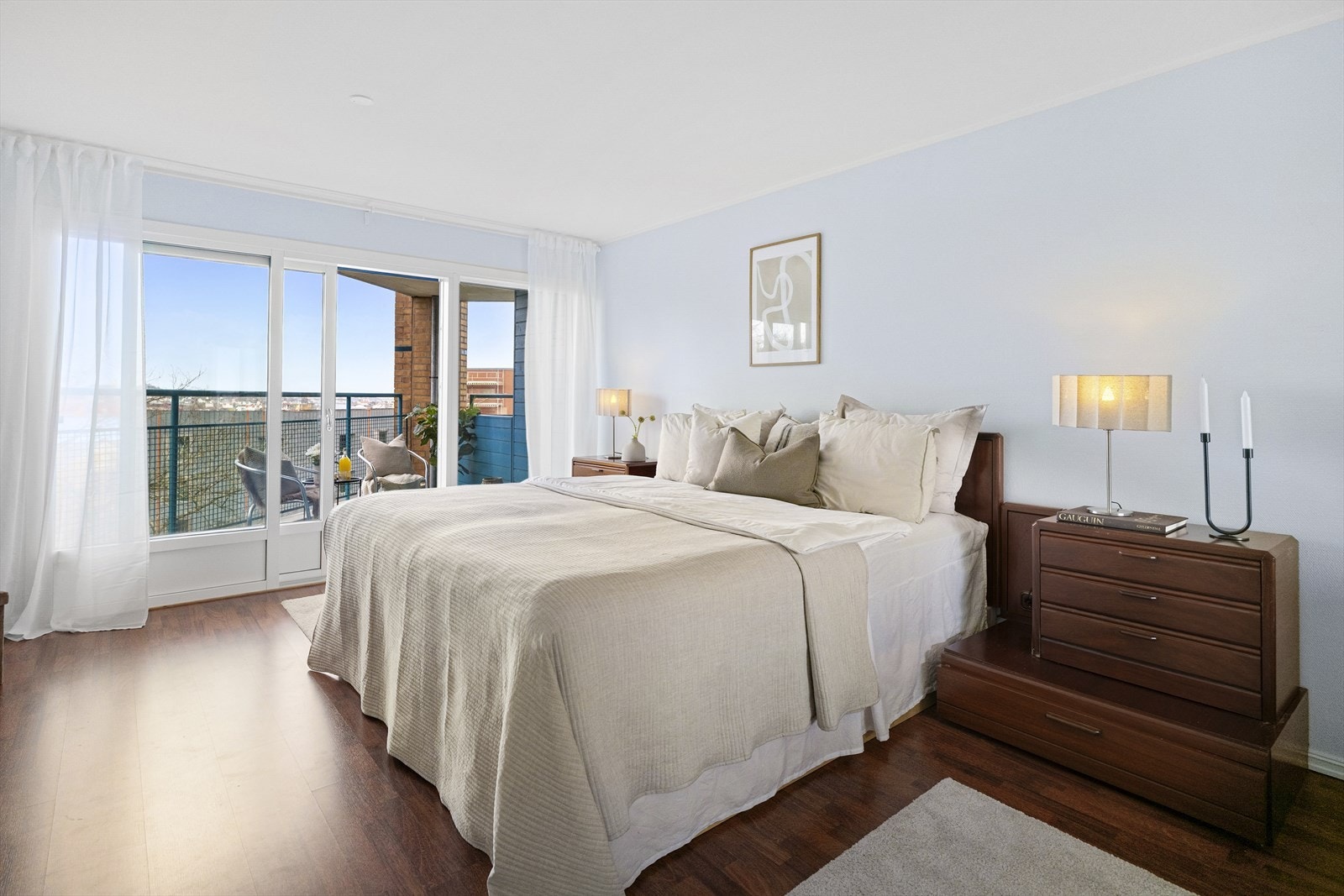 Hovedsoverom har tilkomst til eget bad og veranda på ca. 5 m² hvor man kan nyte fine dager. Galleribilde