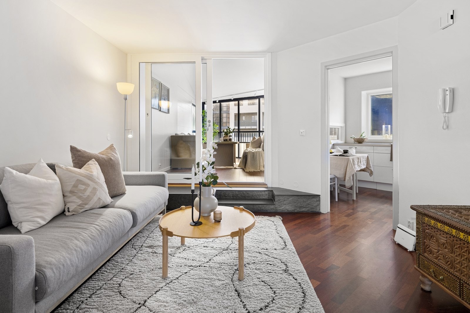 Herfra er det utgang til innglasset balkong og kjøkken. Galleribilde