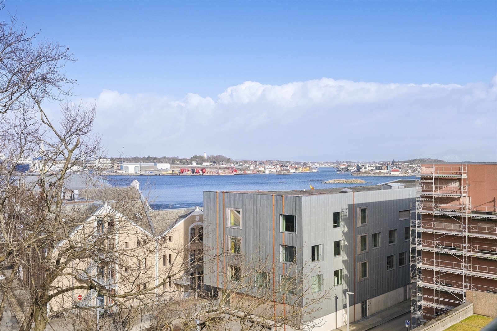 Herfra kan man nyte flott utsikt mot sjø, nærområdet og innseilingen. Galleribilde