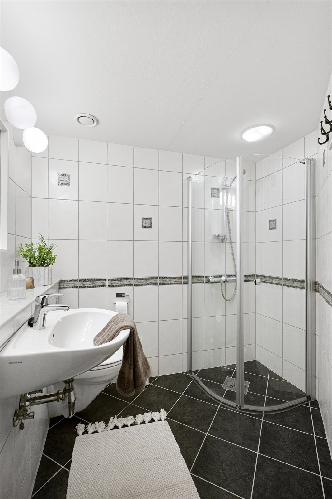 Det resterende badet i 6. etasje er innredet med servant, veggmontert toalett og dusjvegger/hjørne. Galleribilde