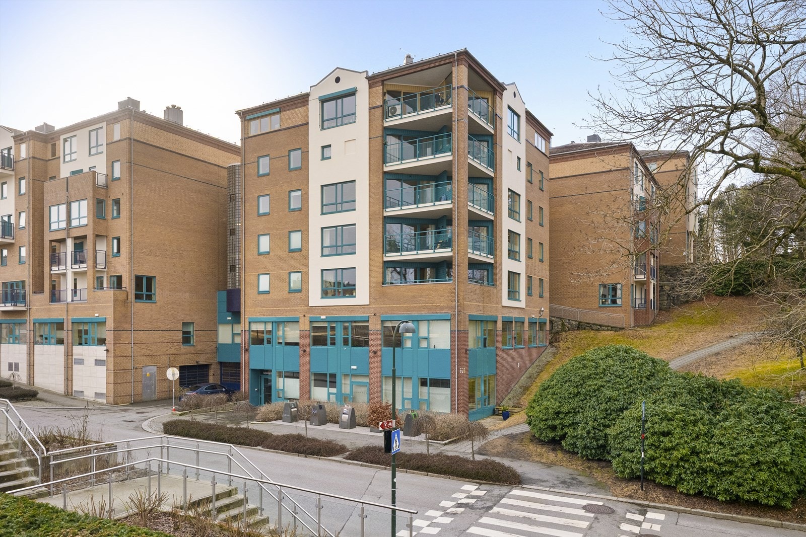 Sameiet Bjergsted Terrasse består av 109 boligseksjoner og 3 næringsseksjoner fordelt over 10 blokker. Galleribilde