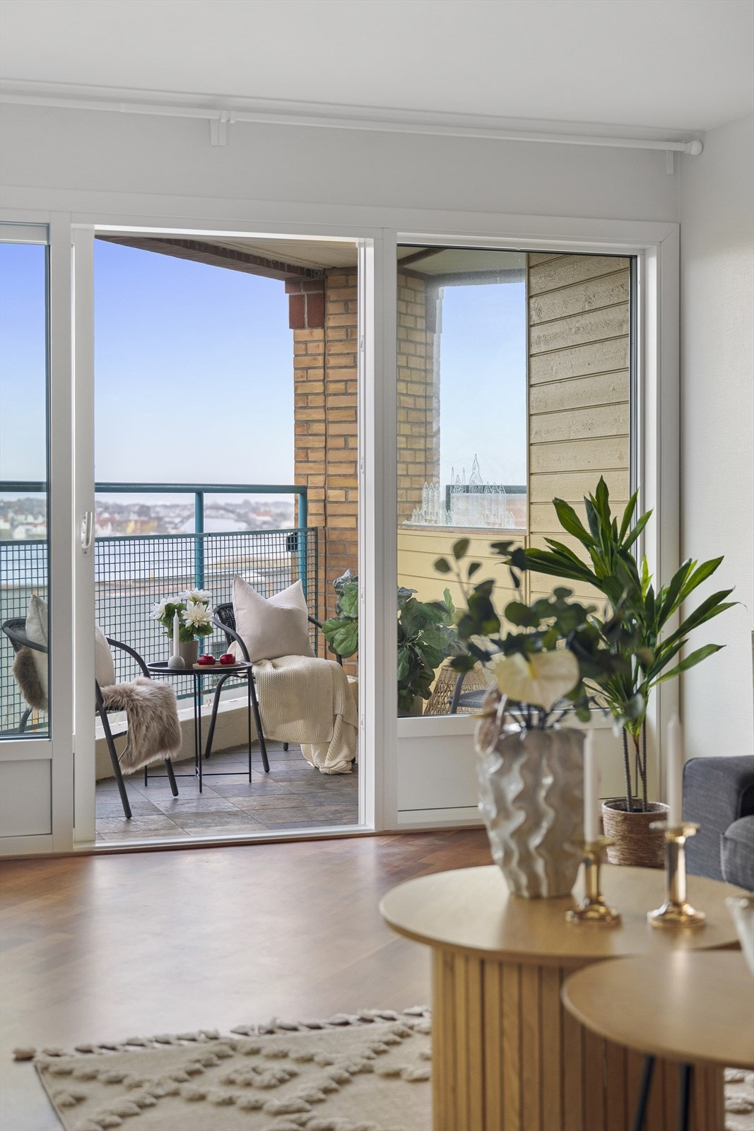 Leiligheten har en av de mest attraktive beliggenhetene i sameiet, plassert på topp og i enden av bygget. Galleribilde