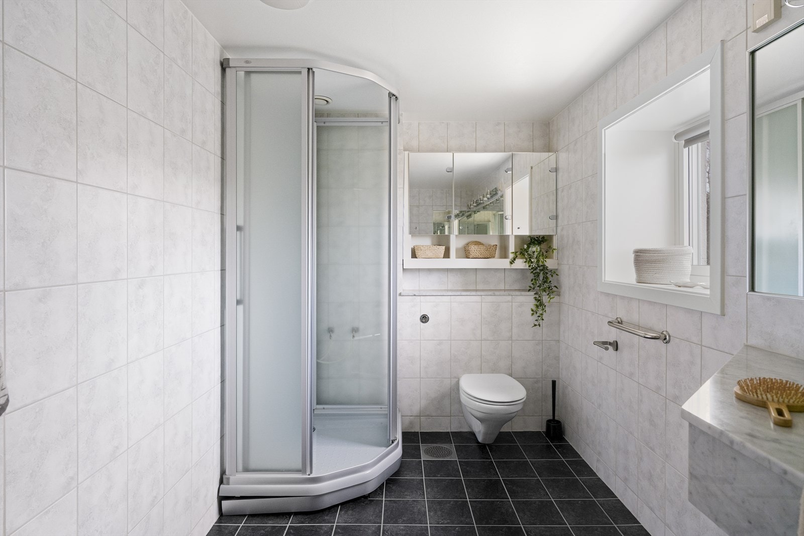 Badet er helfliset med varmekabler i gulv. Galleribilde