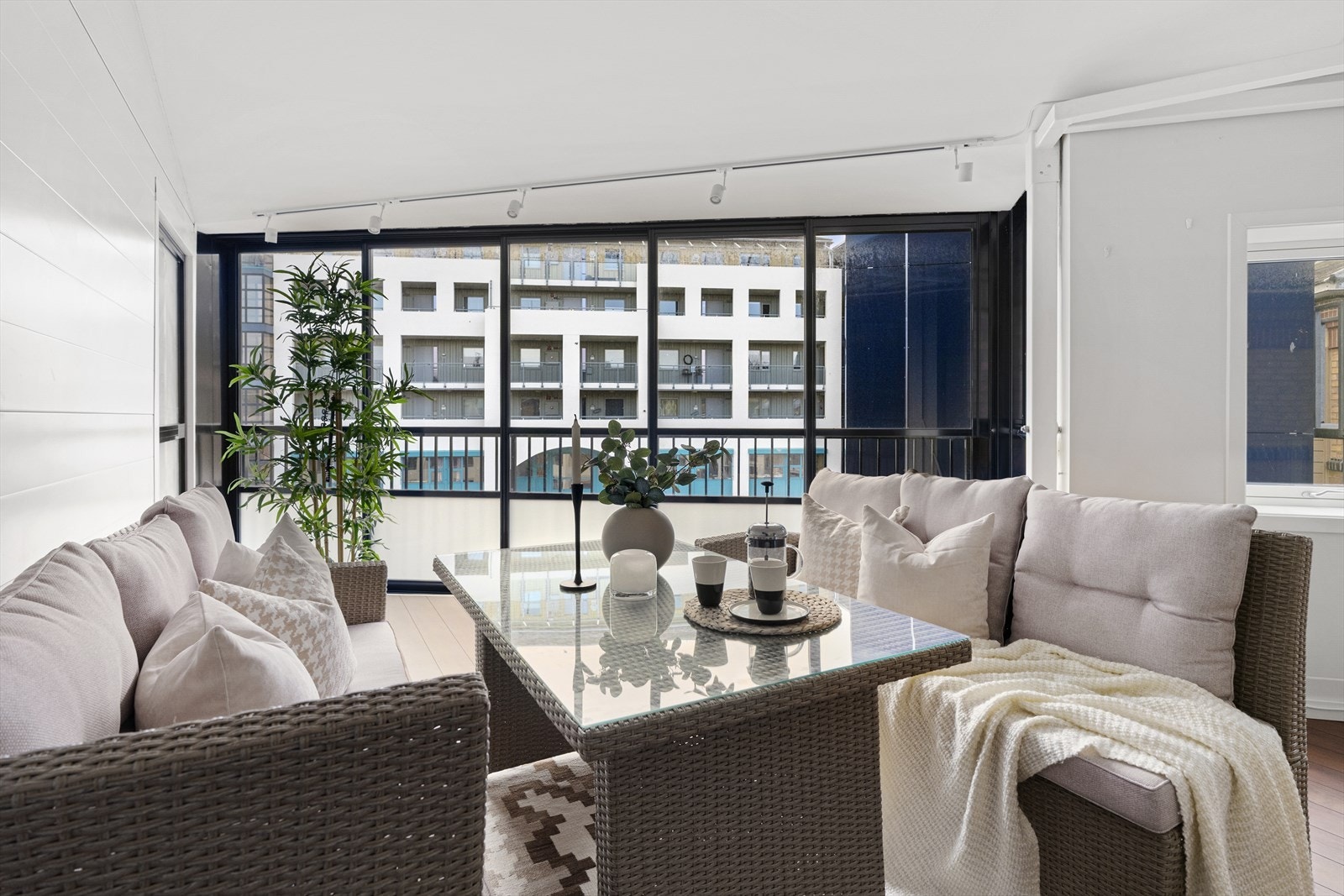 Balkongen måler hele ca. 20 m² med plass til ønsket utemøblement. Galleribilde