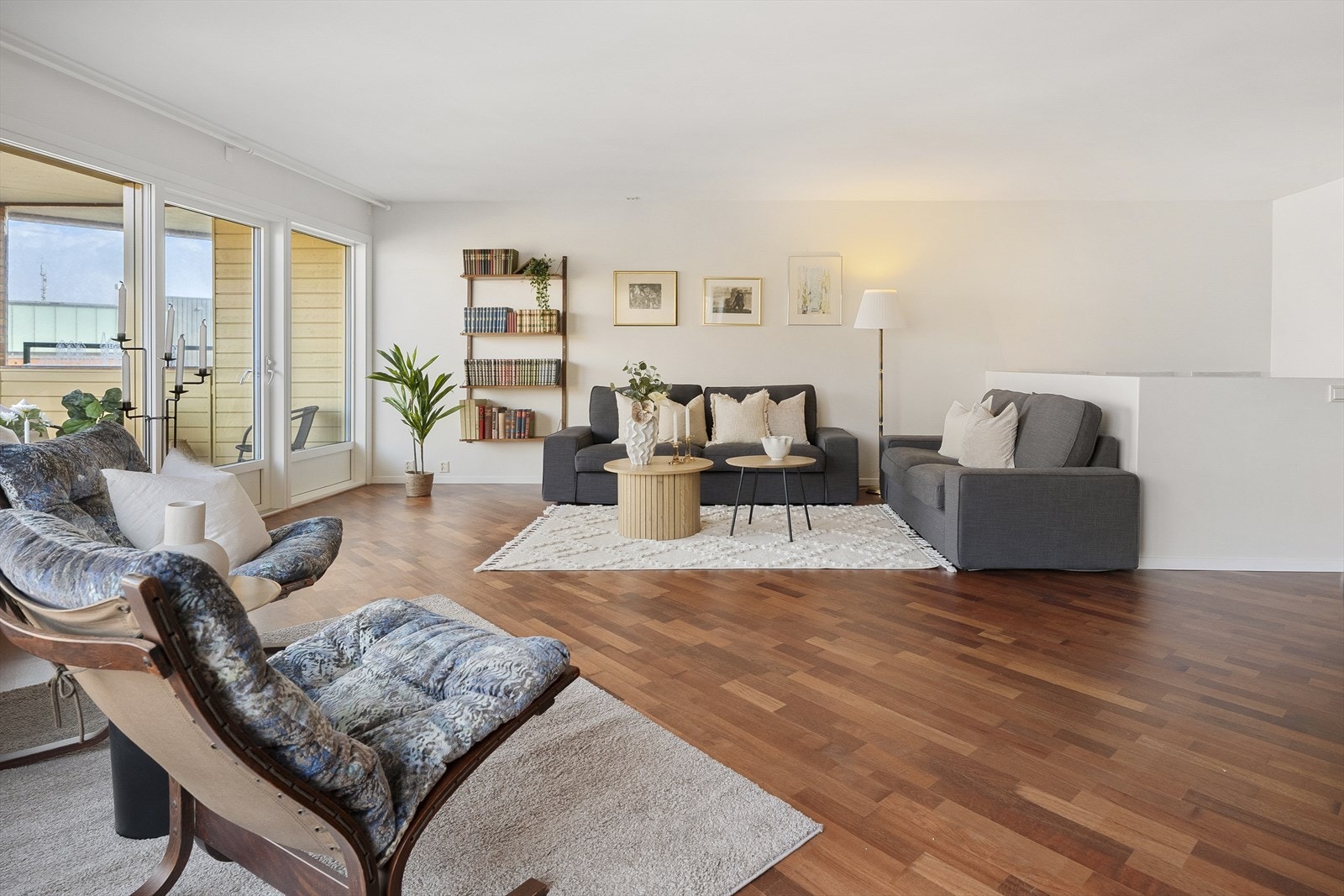 Stuens utforming og størrelse gir anledning til å innrede i flere ulike soner. Galleribilde