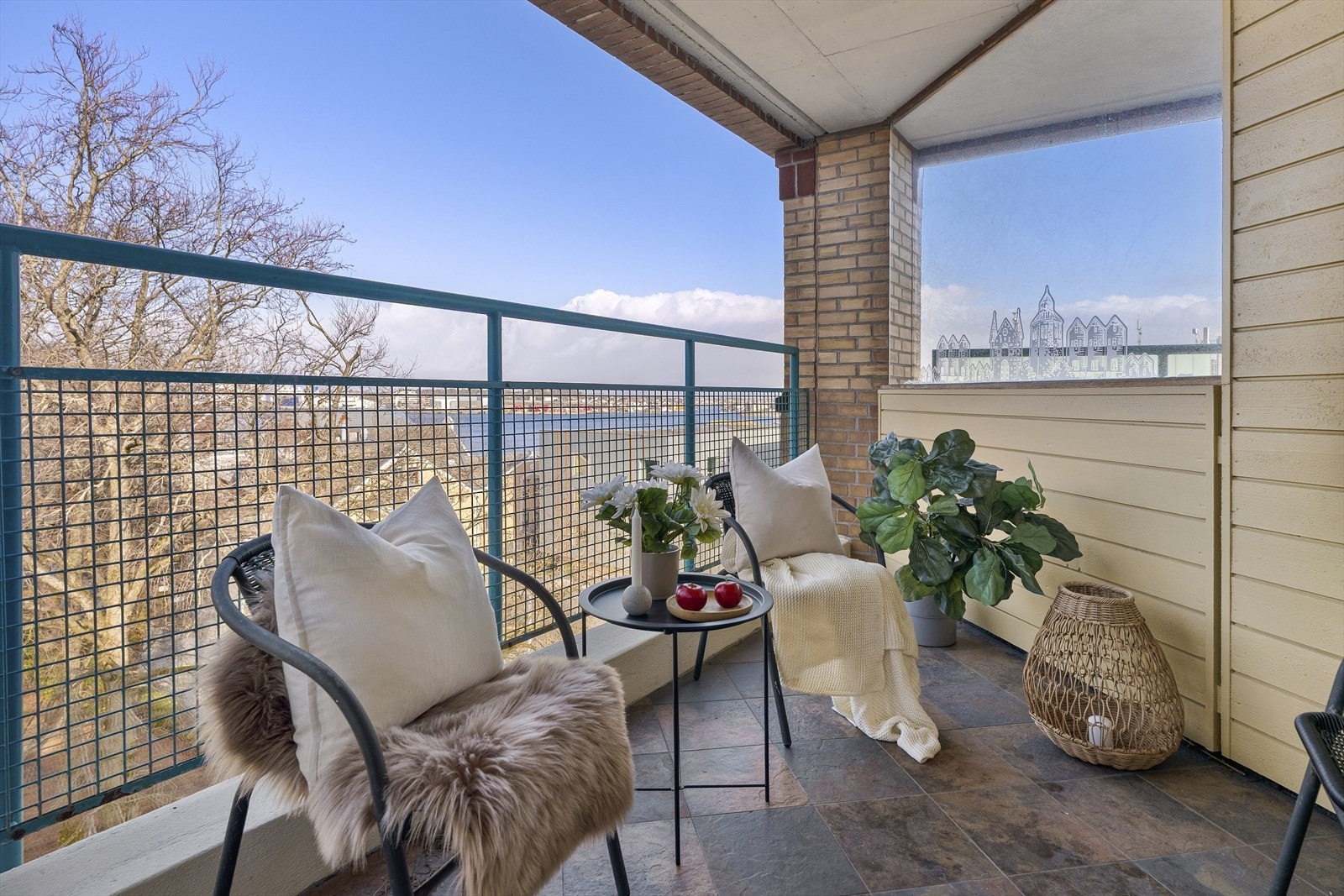 Herlig altan på ca. 5 m² med utgang fra stue. Galleribilde