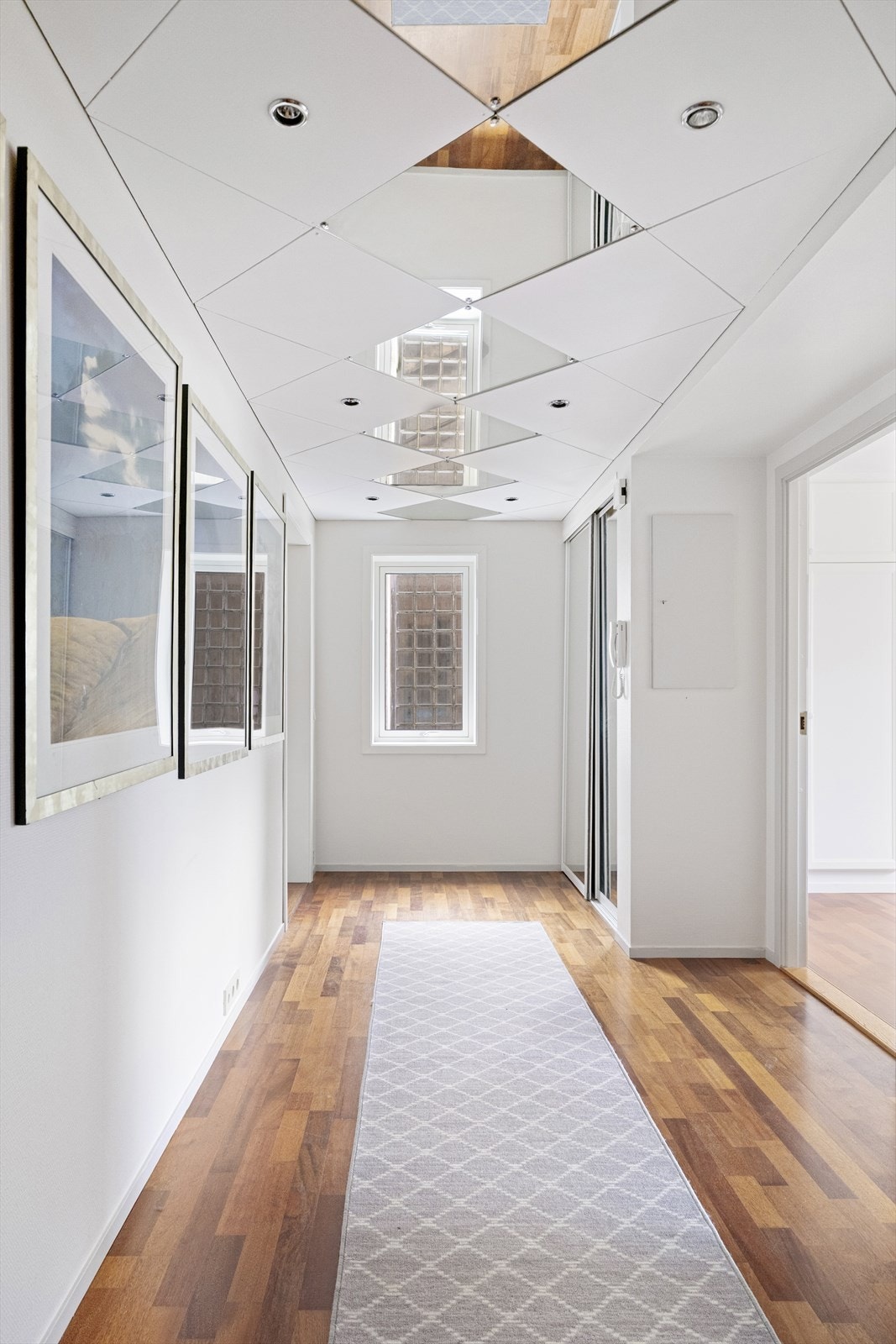 Entréen er romslig med plass til garderobeløsning og skap. Galleribilde