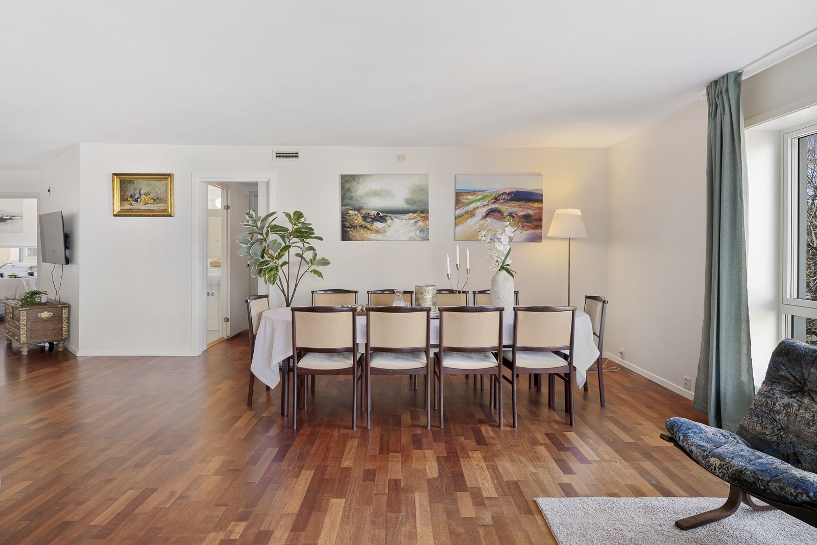 Gulvflatene er primært belagt med parkett og veggene er malt i tidløs hvit. Galleribilde