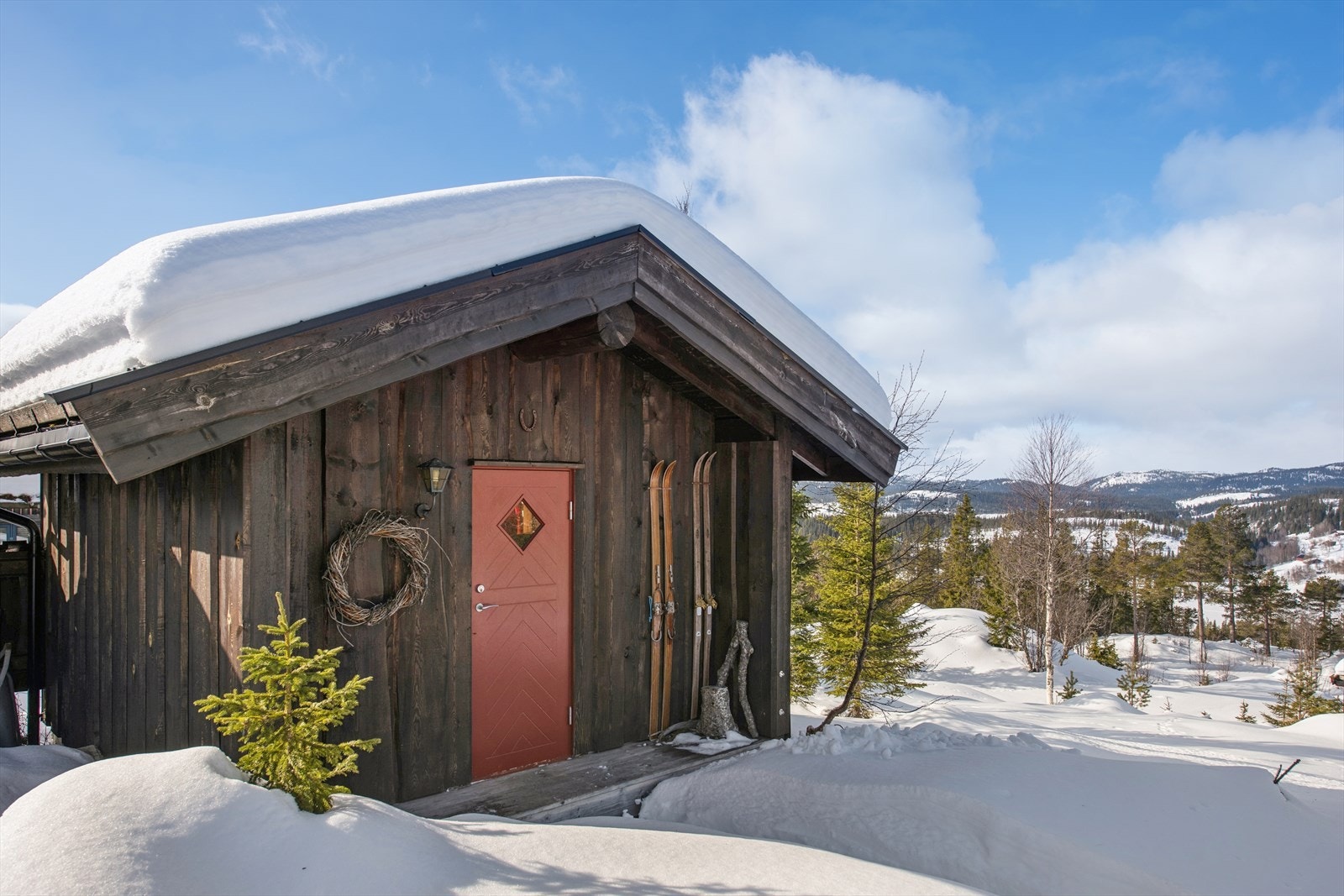 Det er er sor og fin bod på eiendommen. Praktisk for både smøring av ski, oppbevaring av turutstyr, sykler ol. Galleribilde