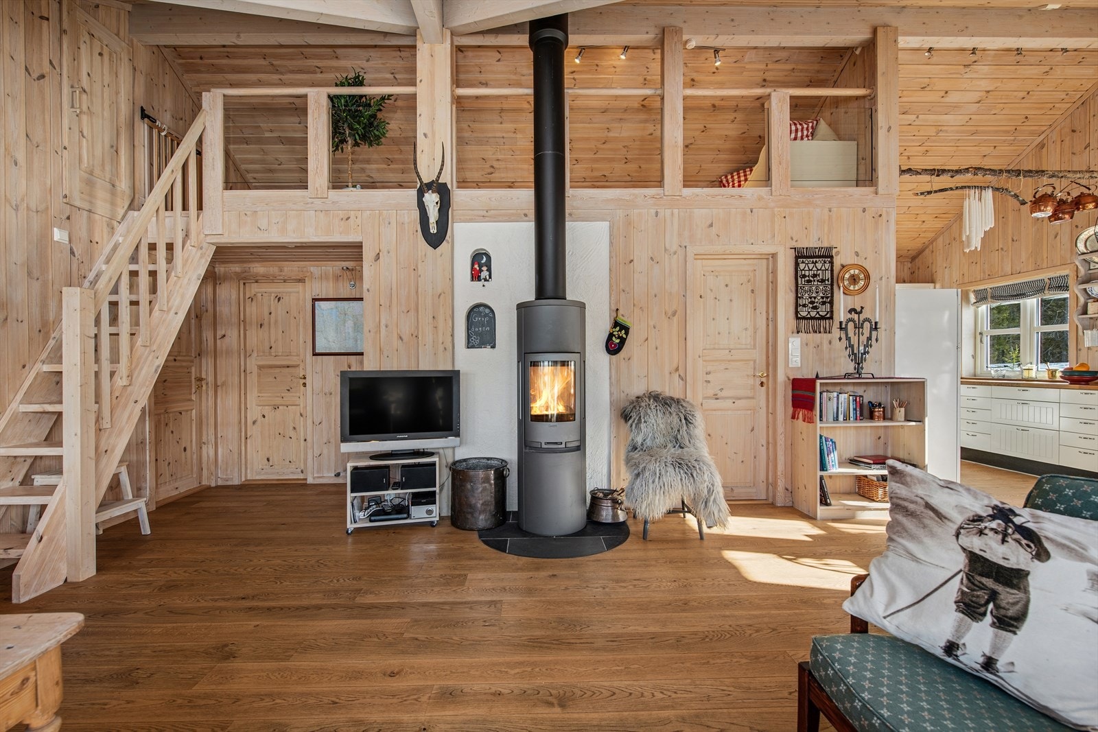 En moderne vedovn med stålpipe gir effektiv varme og skaper en lun stemning. Galleribilde