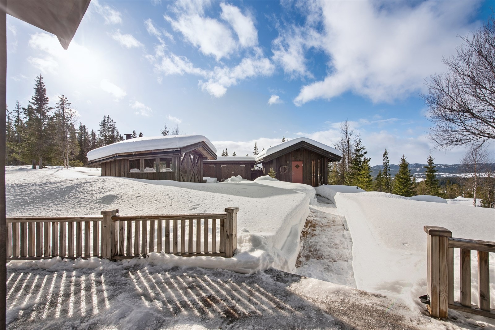 På tunet er det flere boder som gir rikelig med lagringsplass for ski og utstyr.
Se punkt Ferdigattest. Galleribilde
