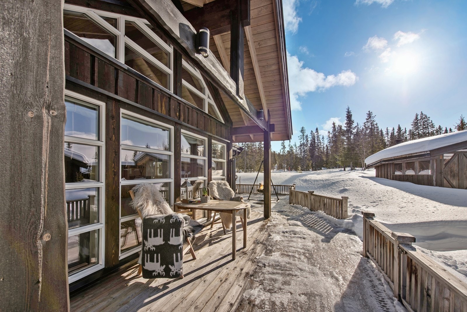 Den store, dels overbygde terrassen er sør- og vestvendt og har gode solforhold. Galleribilde