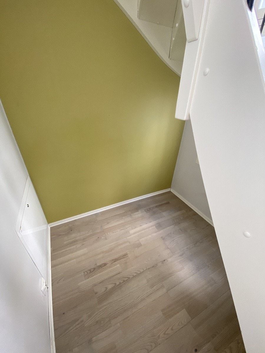 Plass under trappen Galleribilde