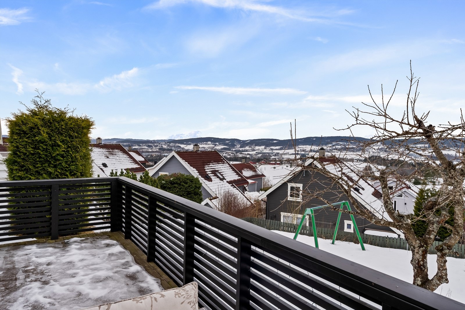 Det gjøres oppmerksom på at arealet nedenfor huset og terrassen tilhører velet for området. Galleribilde