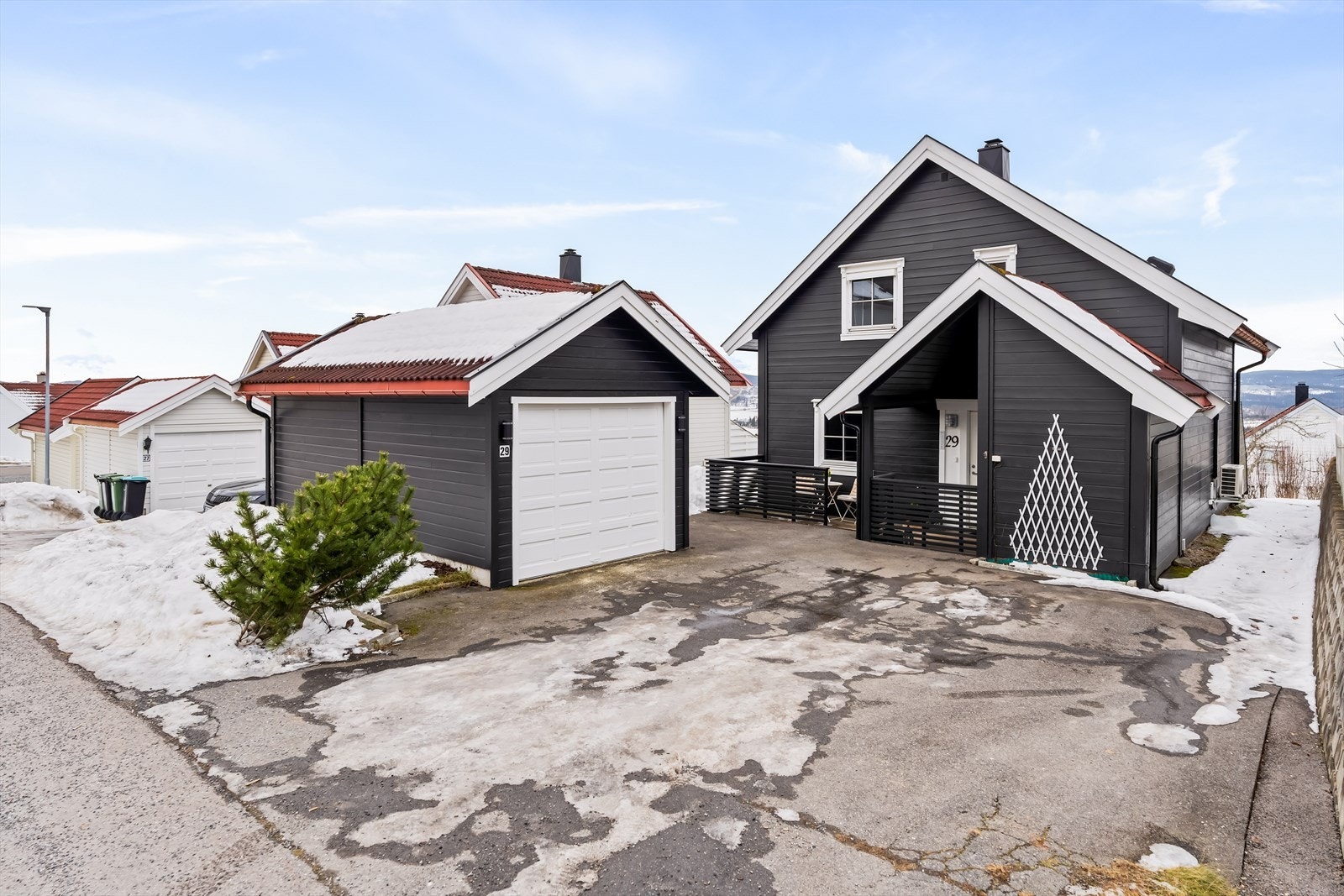 Boligen går over to plan, og rommer lys stue med peis, moderne kjøkken, bad, toalettrom og tre gode soverom. Bilen parkeres enkelt i garasje, og sommerdagene kan nytes på terrassen! Galleribilde