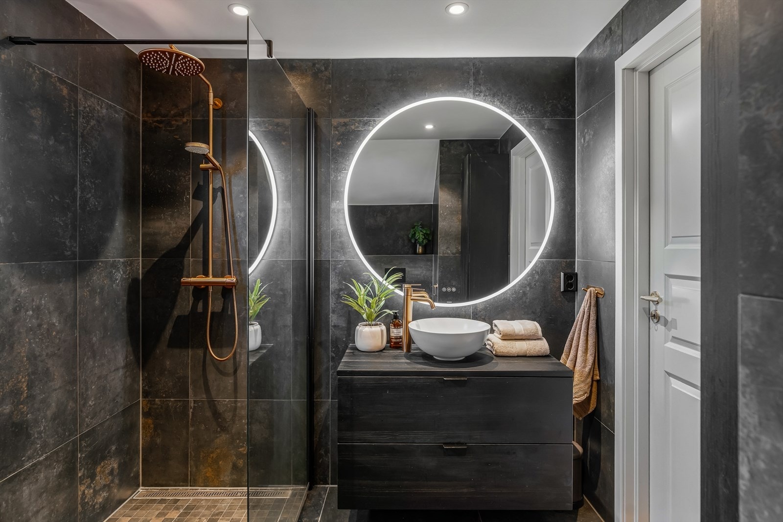 Rommets innredning består av skap med glatte fronter med mye lagringsplass. Galleribilde