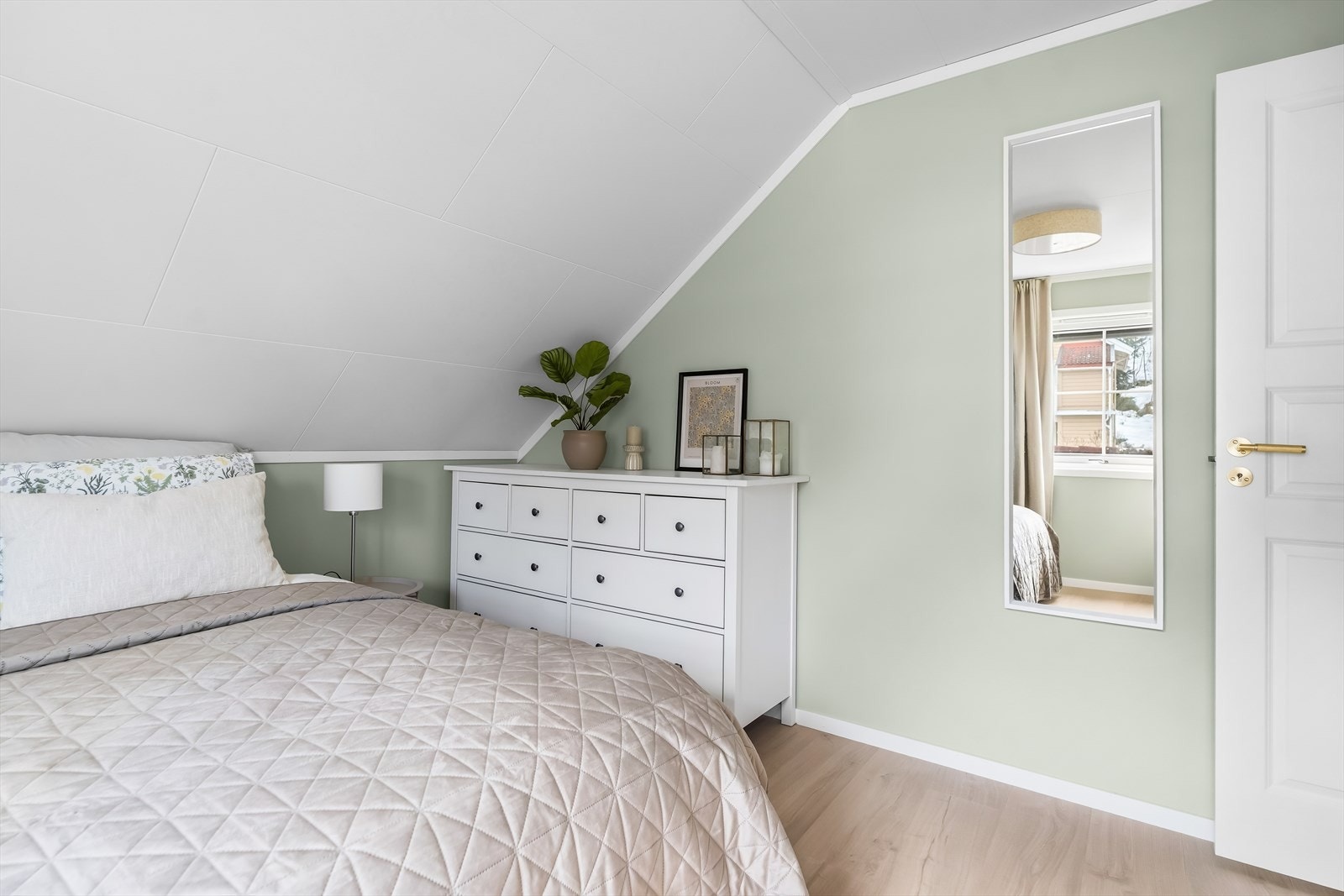 Hovedsoverommet har plass til dobbeltseng med tilhørende nattbord. Galleribilde