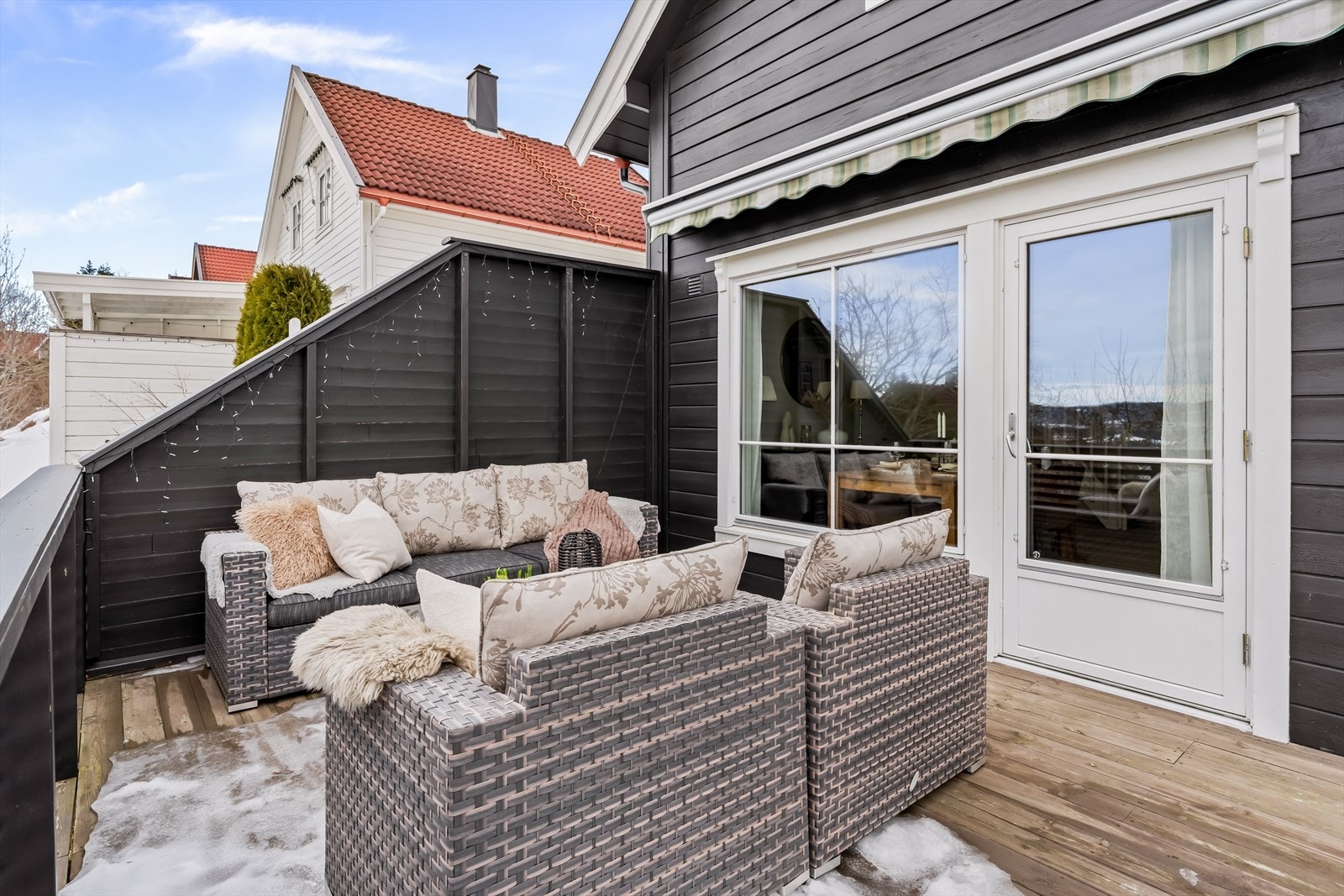 Det er montert solskjerming på uteplassen. Galleribilde