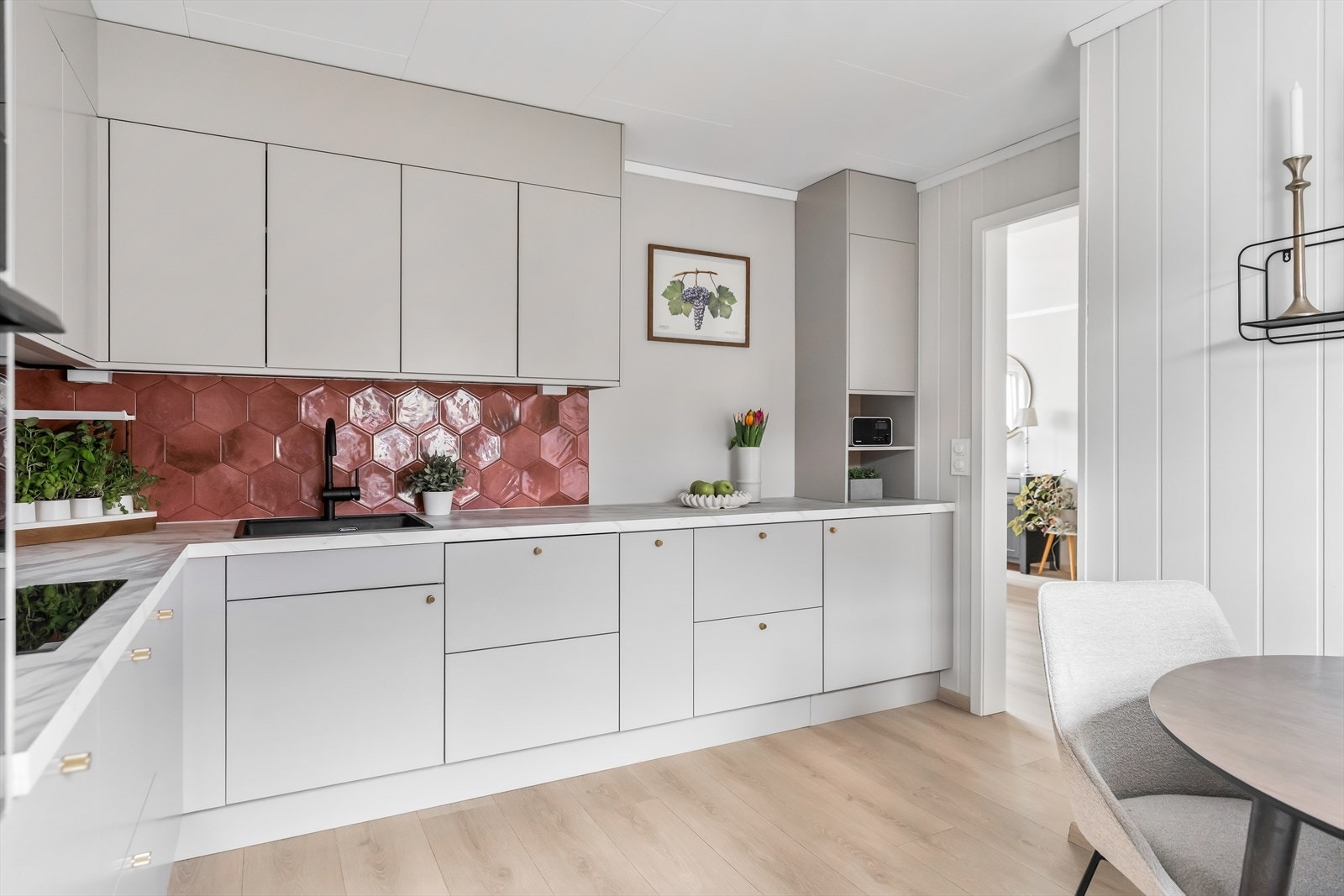 Det er rikelig med benk- og skapplass. Galleribilde