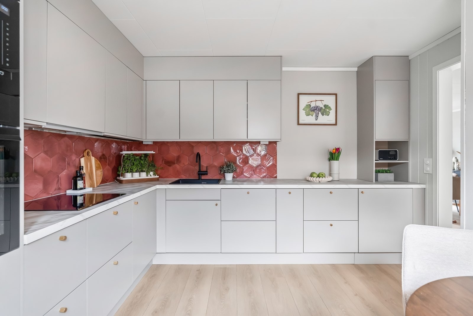 Kjøkkenet har en moderne og nyere innredning fra Epoq, satt inn i 2024. Galleribilde