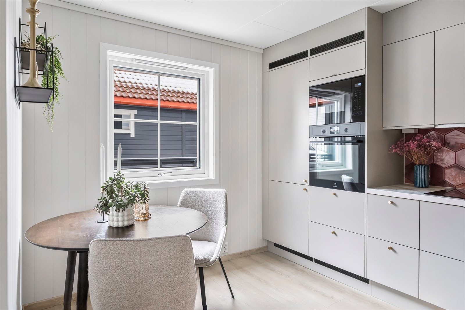 På kjøkkenet er det plass til spisebord med stoler ved vinduet. Galleribilde