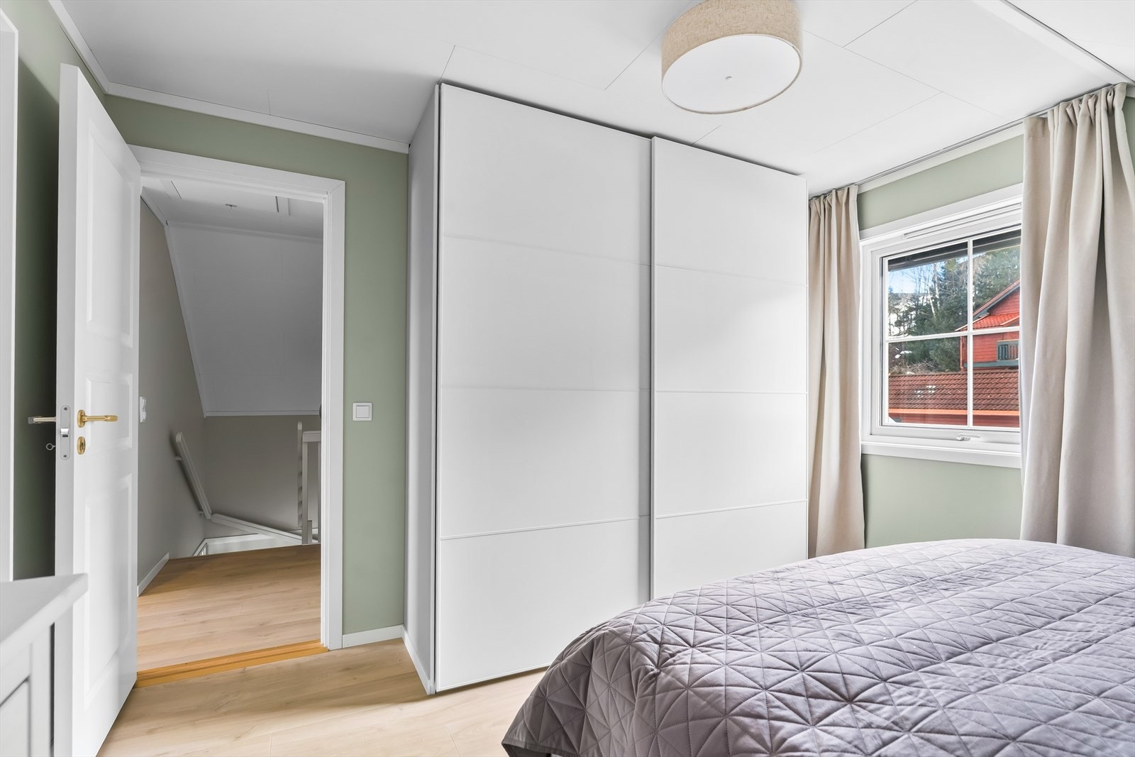 Videre er det plass til klesoppbevaring i skyvedørsgarderobe. Galleribilde