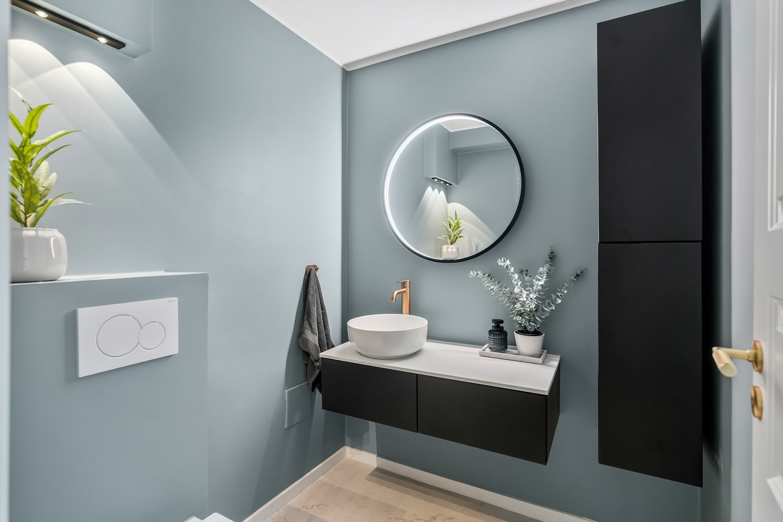 Etasjen rommer også et toalettrom. Rommet ble oppusset i 2021 og fremstår svært innbydende. Galleribilde