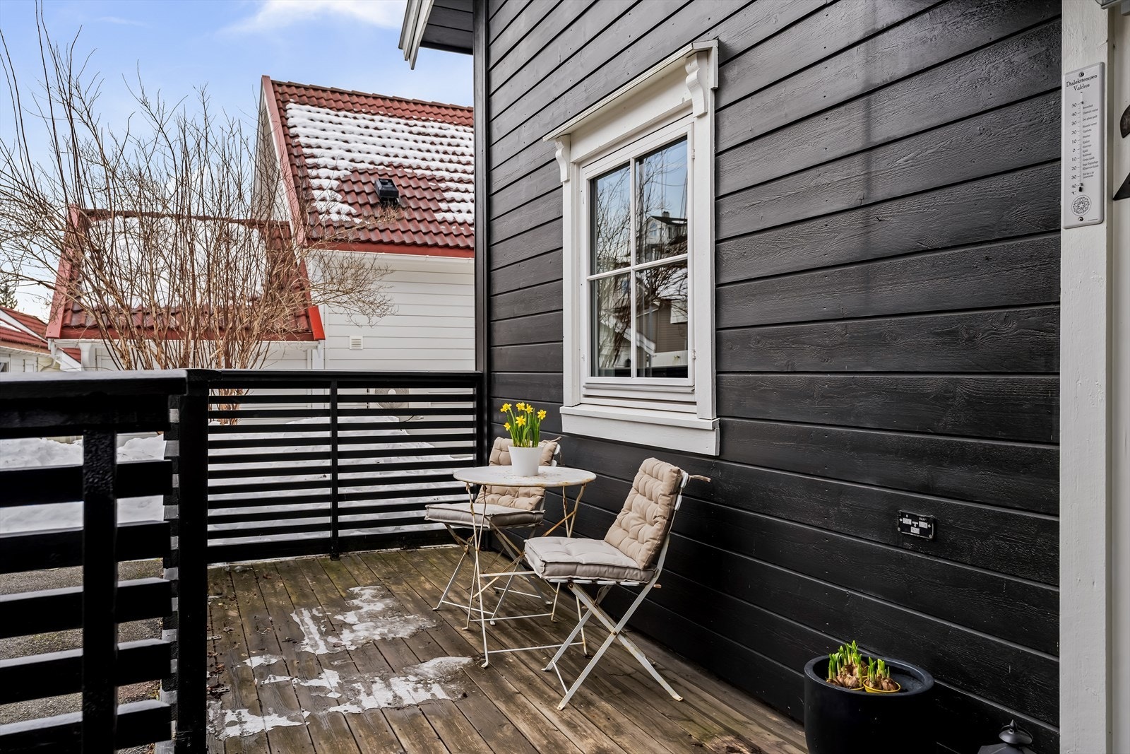 Her er det plass til å sette utemøbler. Det er tilgang til en svært praktisk sportsbod med mye lagringsplass. Galleribilde