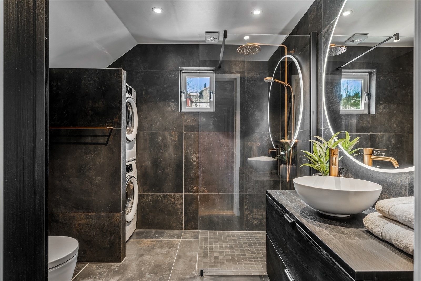 Badet ble smakfullt pusset opp i slutten av 2021, og har fliser på gulv og vegger. Galleribilde