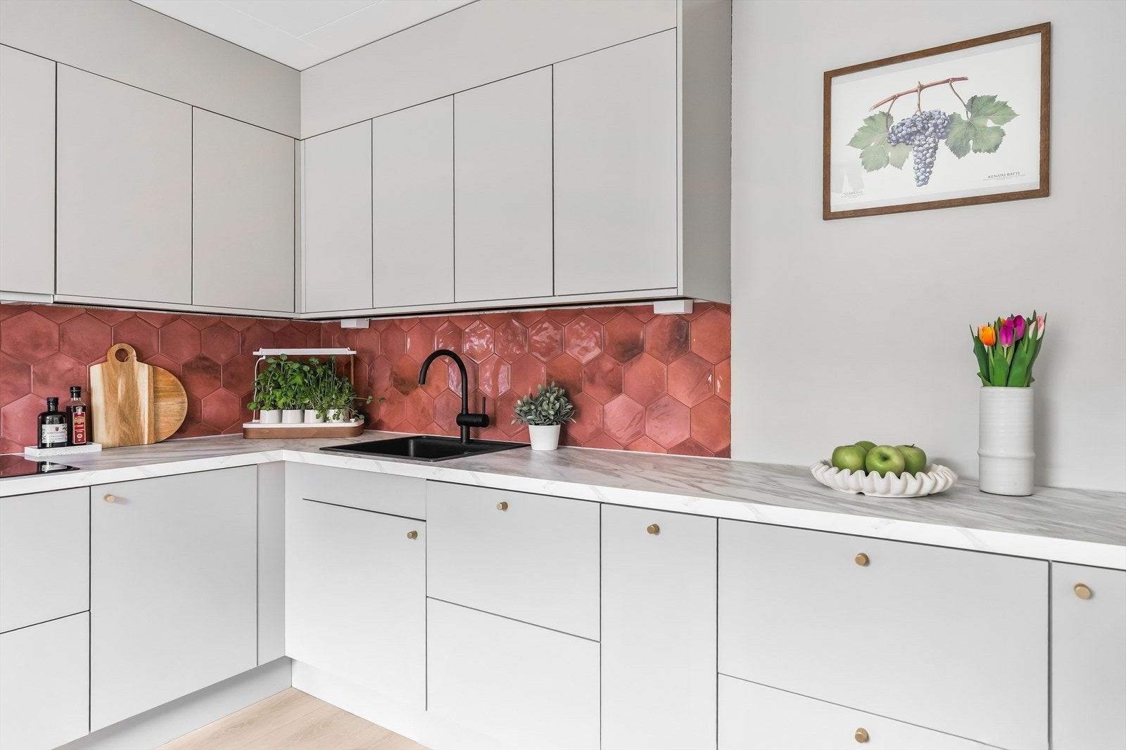 På veggen over benkeplaten er det satt opp stilige hexagonfliser, som bryter fint med de ellers rene og nøytrale linjene i innredningen. Galleribilde