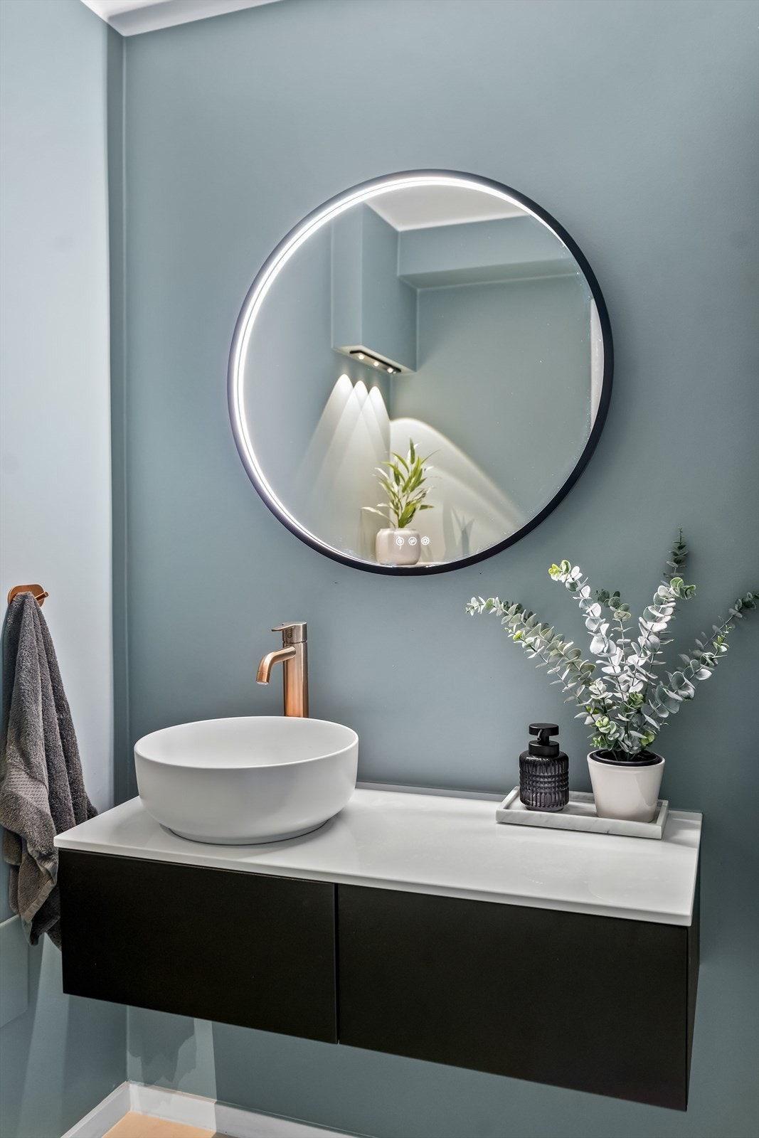 Rommet er utstyrt med toalett, servant med underskap samt vegghengt skap og speil. Galleribilde