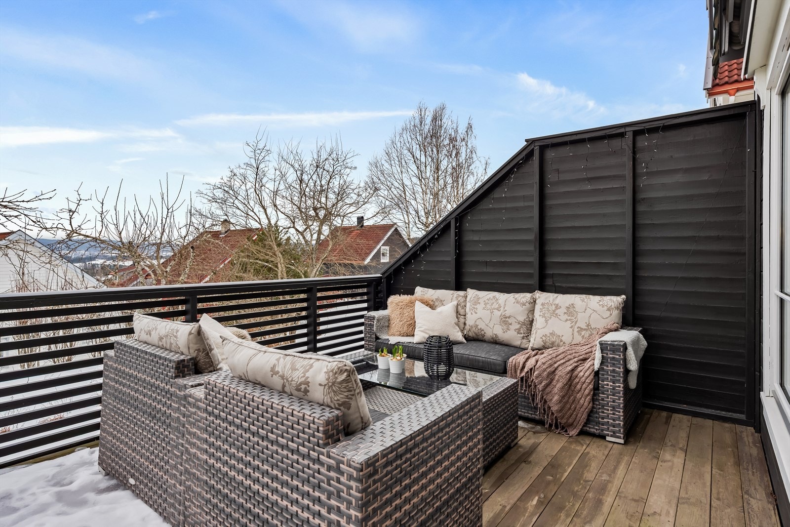 Uteplassen har svært gode solforhold, samt nydelig og åpen utsikt. Galleribilde