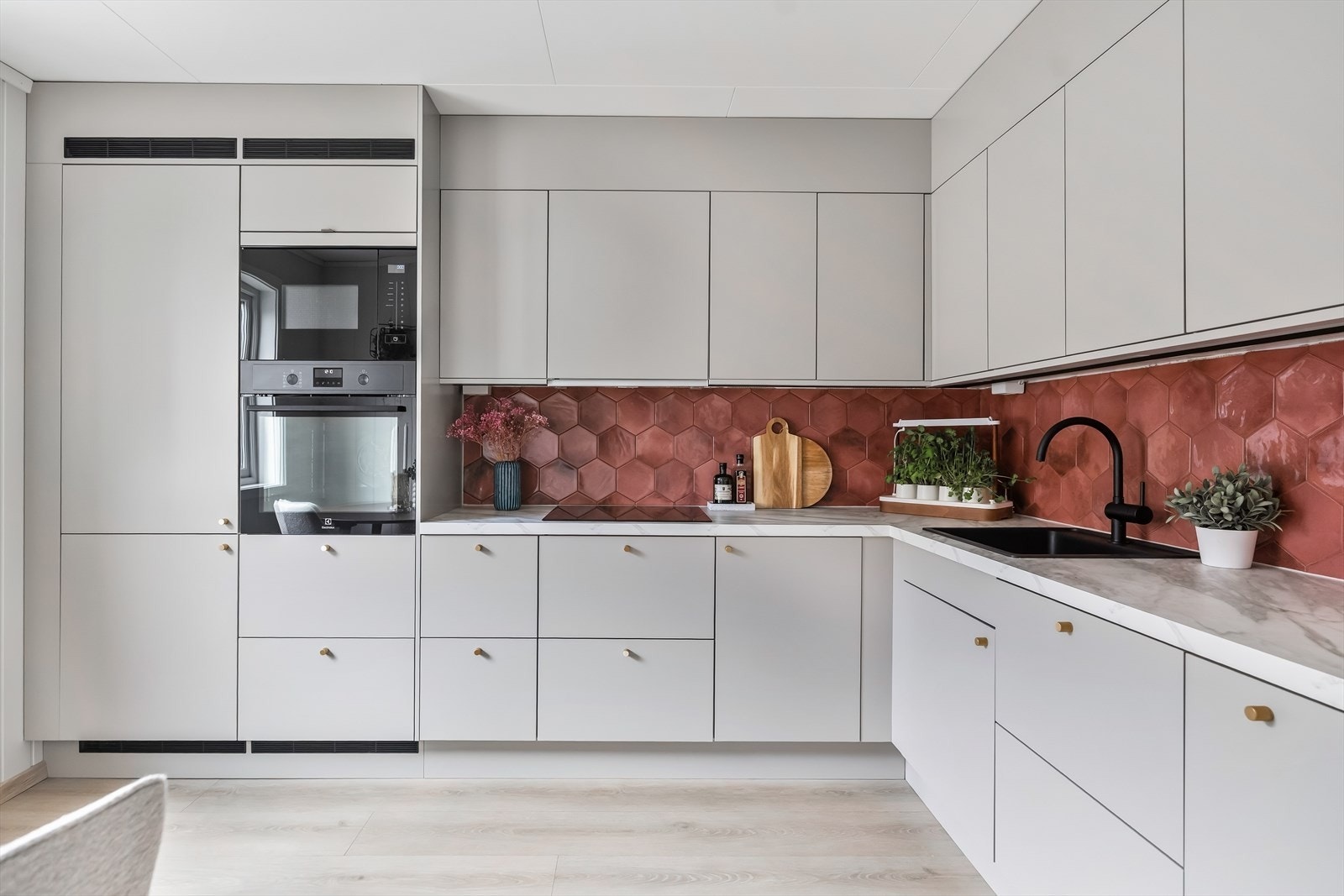 Innredningen har skap med glatte fronter, samt en benkeplate i laminat. Galleribilde