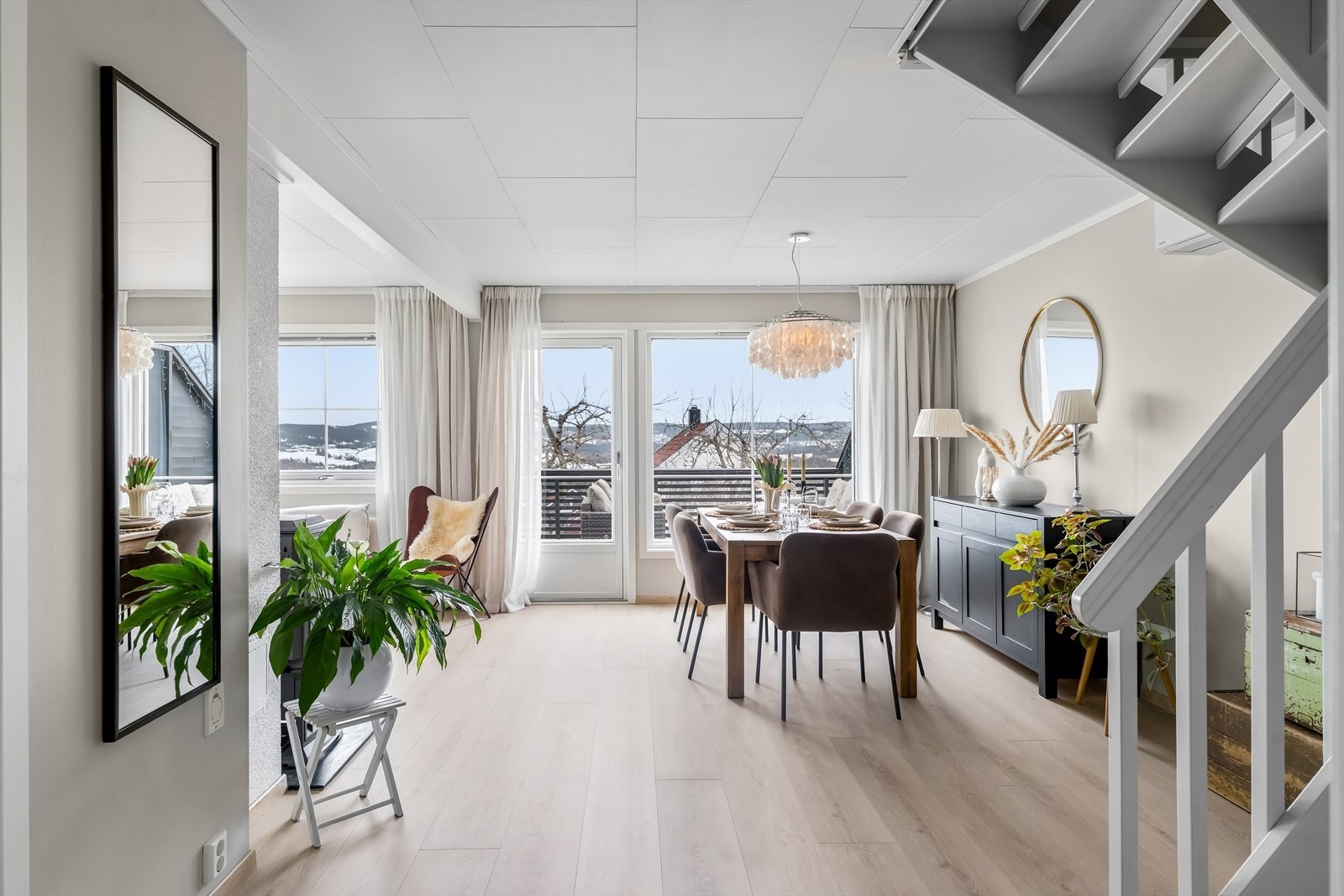 Stuen er av svært god størrelse, med mange innredningsmuligheter. Galleribilde