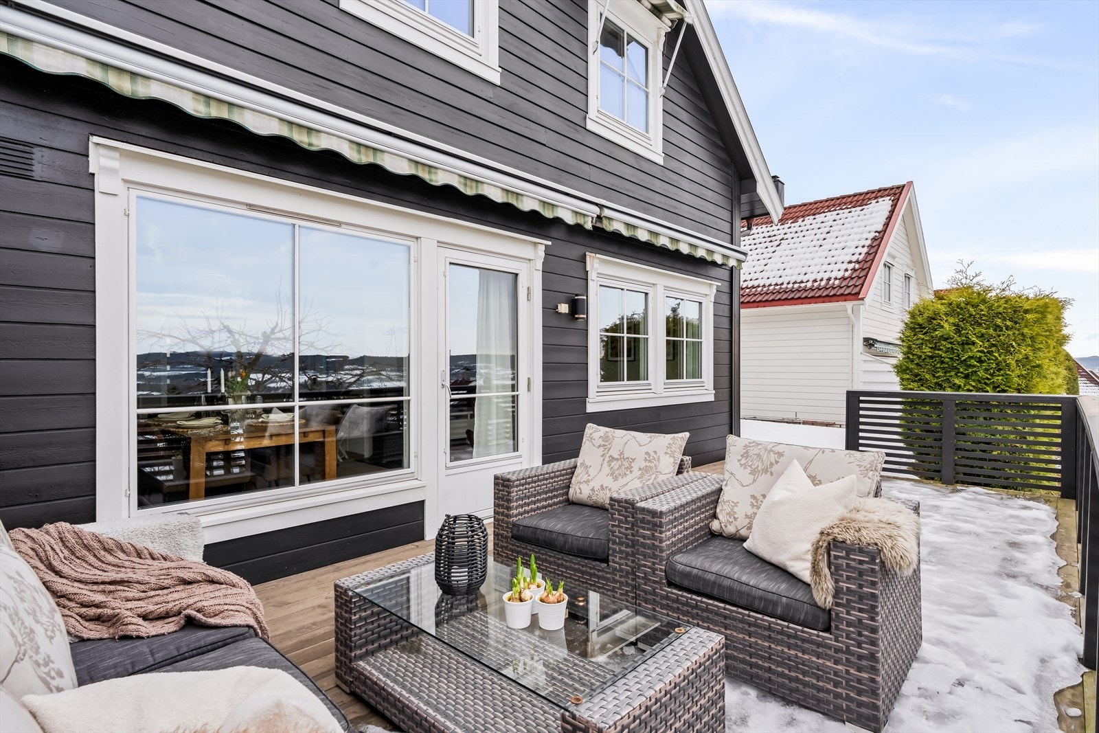 Fra terrassen er det trapp ned til hagen - her er det mye boltreplass for store og små! Galleribilde