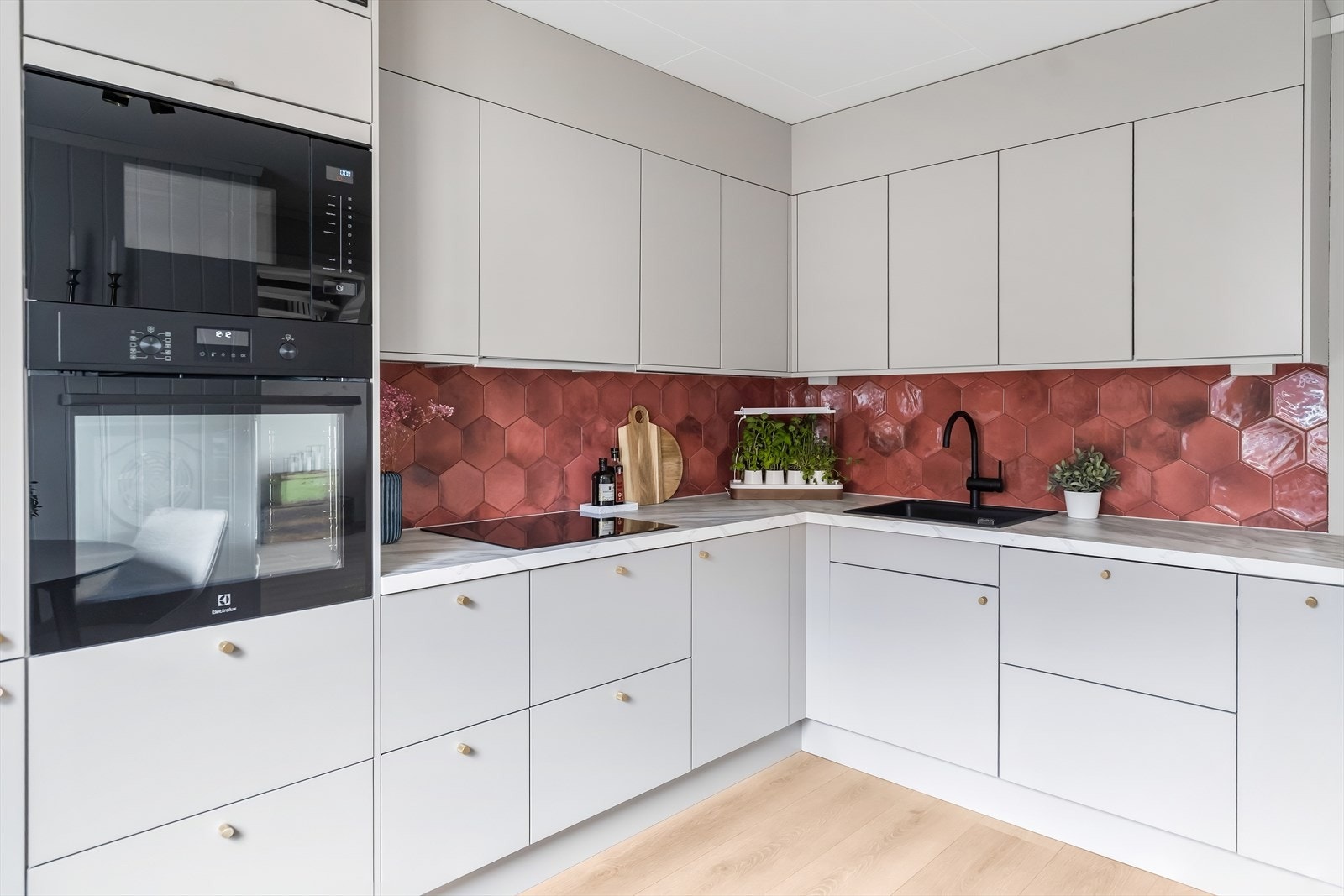 Det er satt inn integrerte hvitevarer som platetopp, stekeovn, oppvaskmaskin og kjøleskap med fryser. Galleribilde