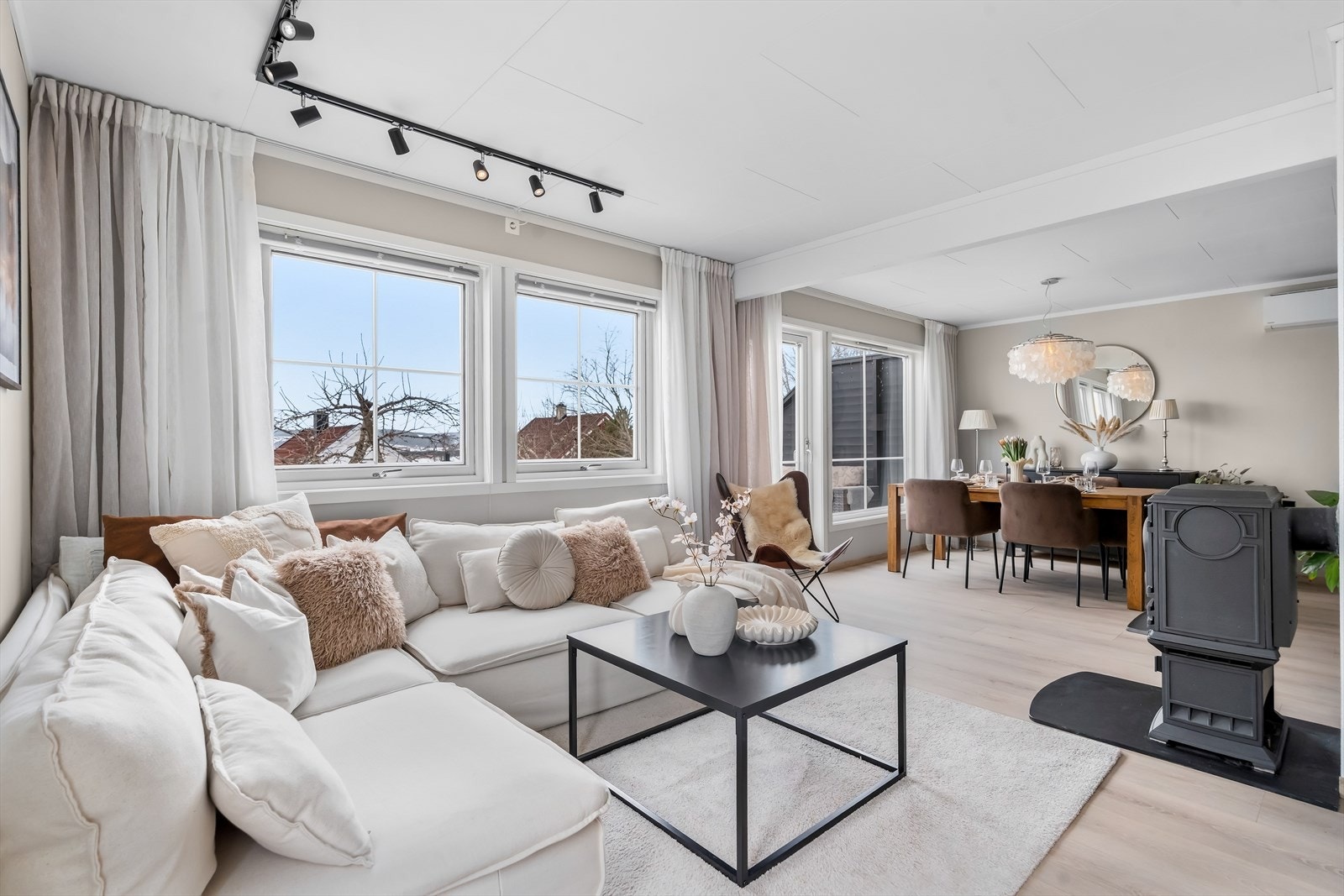 I tillegg er det montert en peisovn som sikrer ekstra varme i vinterhalvåret. Galleribilde