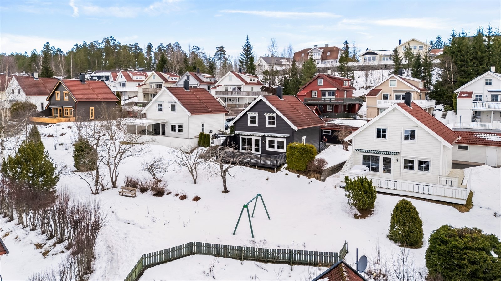 Det disponeres flere friarealer og lekeplasser i umiddelbar nærhet, som tilhører områdets velforening. Galleribilde