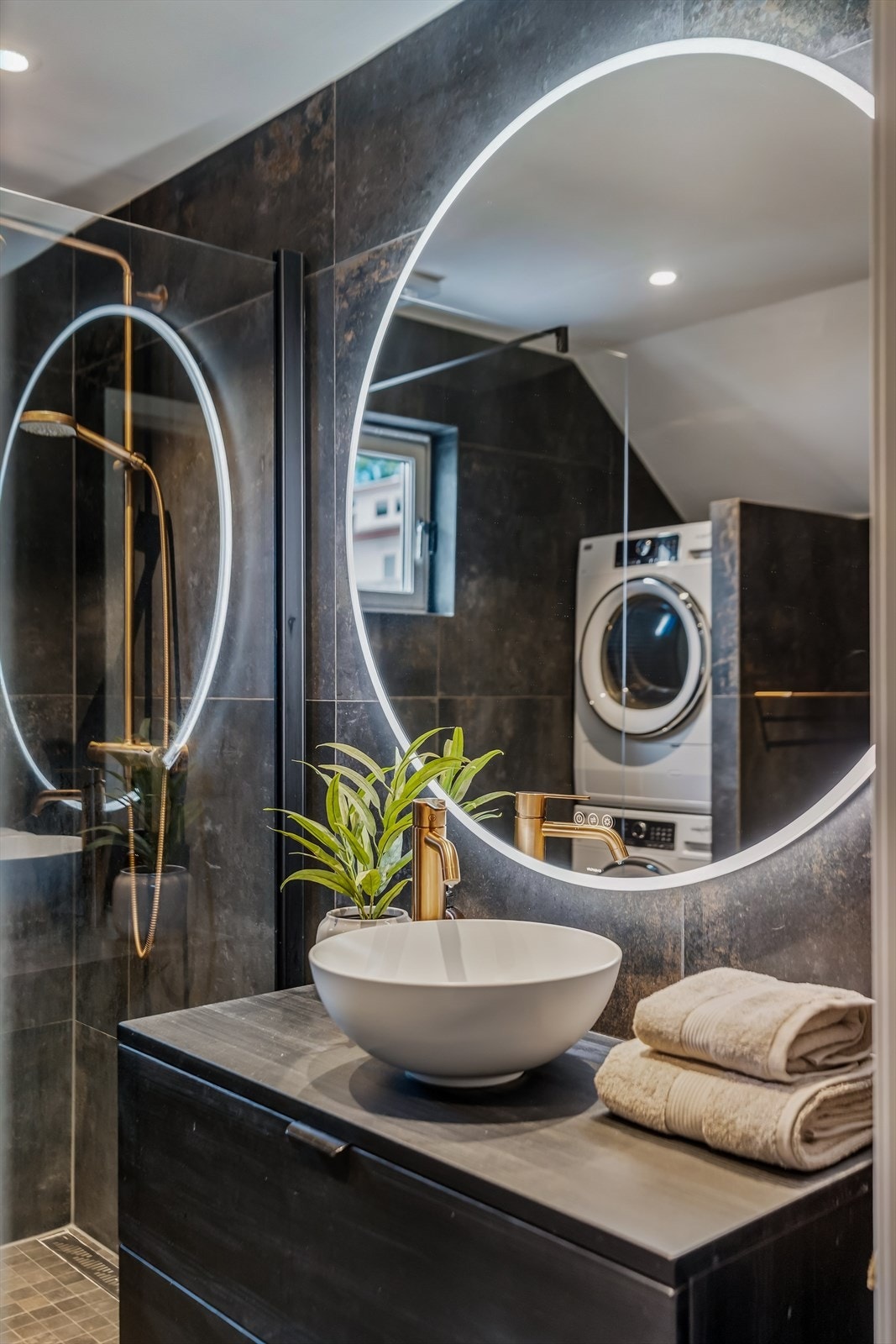 I tillegg er det satt inn servant, veggfestet klosett, dusj på gulv og opplegg for vaskemaskin. Galleribilde