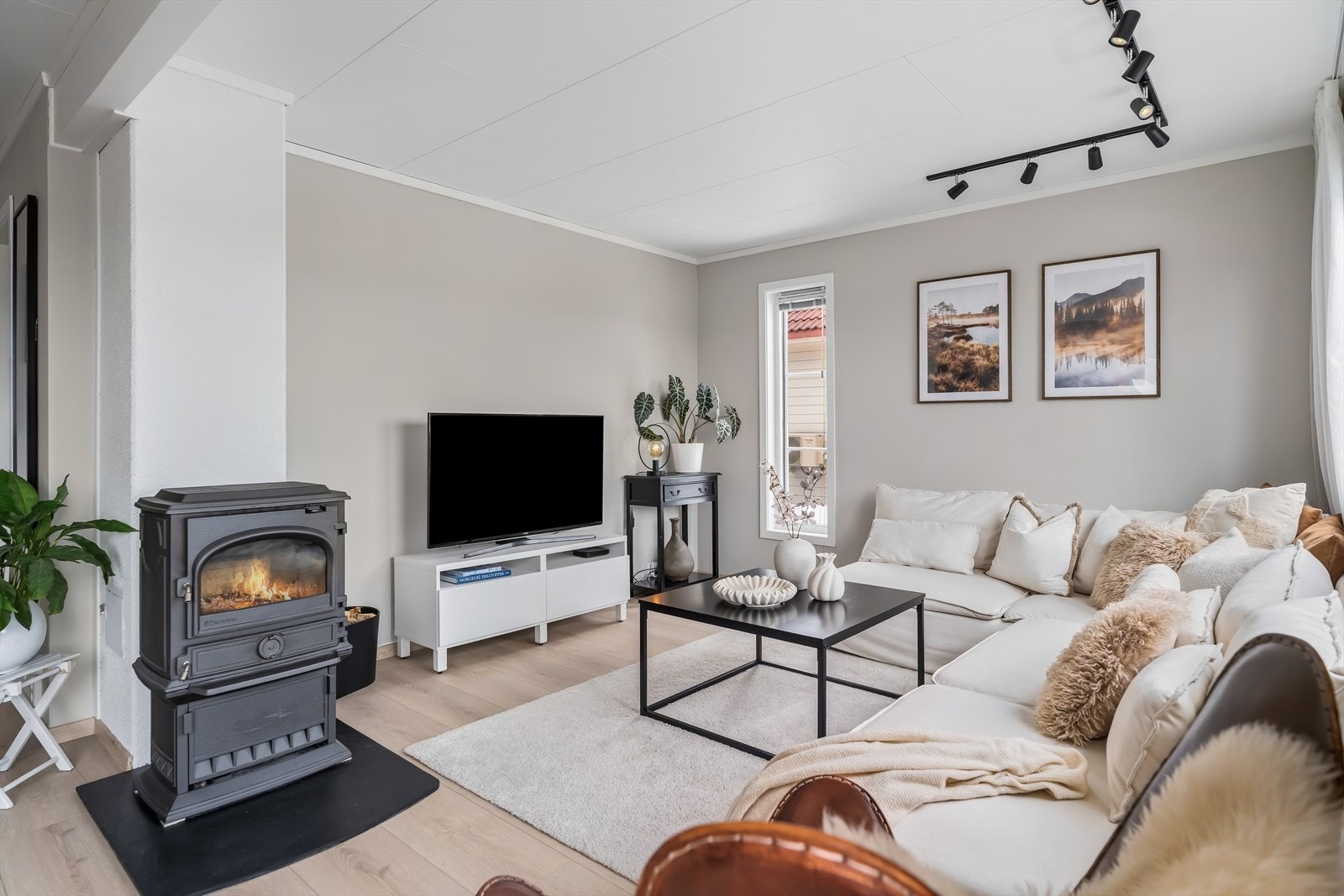 Rommet har pent malte vegg- og takflater. Galleribilde